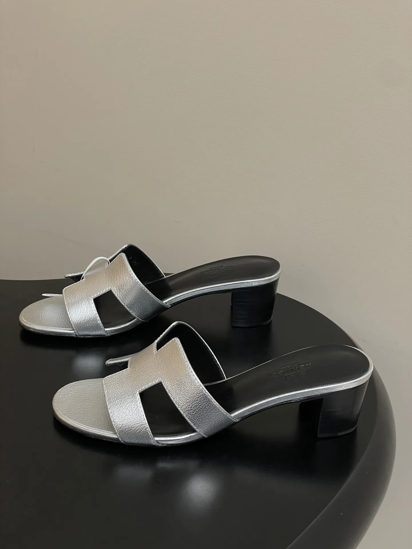 p280-顶级品质(配高档飞机盒✈️/丝巾) Hermes 爱马仕🐎 H家Oran万年经典款‘H’拖鞋 经典百搭的H拖鞋 🆕最新配色 经典“H”型鞋面。打造时尚造型,可谓夏日良伴。时尚又百搭 超级舒服 每个细节都做到极致。设计简约流畅,打造时尚柔美的晚装造型。 鞋面:定制小牛皮 内里垫脚:小羊皮 鞋底:意大利A级双层真皮大底 码数:35-39(34.40.41.42.43定做不退换)