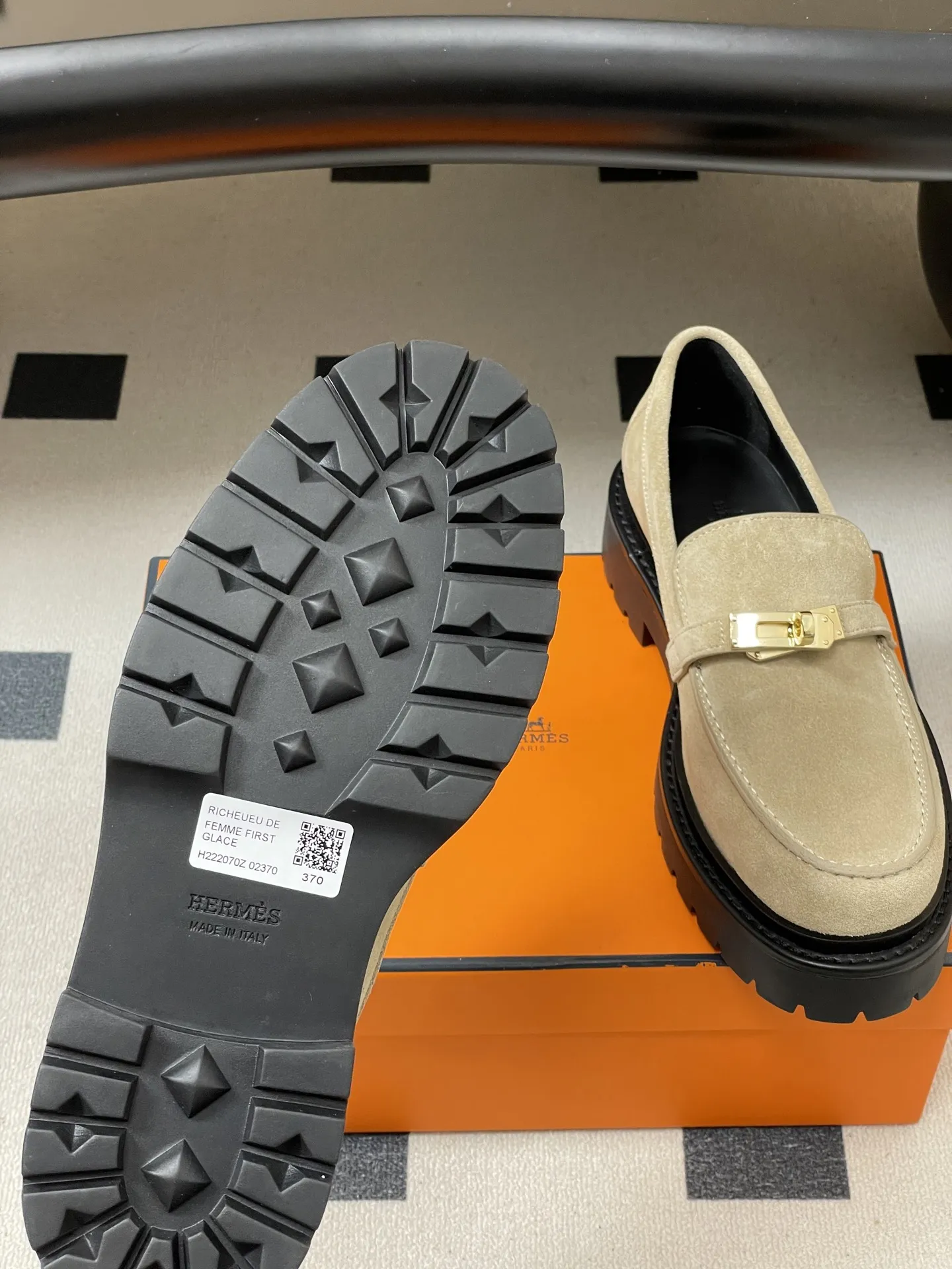 p400-顶级品质 Hermes 爱马仕🐎 H家Icone乐福鞋系列 经典Kelly扣厚底乐福鞋老钱风麂皮绒面增高小皮鞋 小牛皮和反绒牛皮乐福鞋,搭配功能性Kelly鞋扣和轻盈凹槽鞋底。打造时尚都市造型。 鞋面:定制小牛皮/牛反绒 内里垫脚:羊皮 鞋底:真皮沿条/组合橡胶大底 码数:35-39(40.41.42定做不退换)