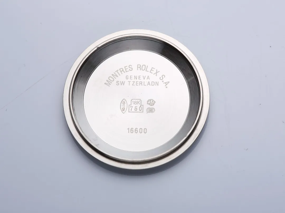 白钢: 670. 金➕20. J5强势回归‼️‼️J5出彩之作——劳力士蚝式恒动日志型41mm系列腕表,恒久优雅!出厂编码:M126338……6位内影编码与卡片一致,退换需整套配齐!【蚝式表壳,防水象征】腕表直径41mm,厚度跟原装一致,数据吻合正品1.经典的蚝式表壳搭配三角坑纹外圈2.把头采用旋入式设计,还原双扣锁双重防水系统3.表镜材质--抗刮损蓝水晶玻璃,防反光凸透式放大(2.5倍)日历窗【表带细节】不同表款搭配不同款钢带 1.纪念型表带Jubilee Bracelet(五珠带) 材质:不锈钢,纪念型,五排链节2.蚝式表链Oyster Bracelet(5株带)。材质:不锈钢,元首型,半环形三排链节3.表扣类型 折叠扣,隐蔽式摺叠皇冠带扣【机芯】采用精致而稳定的日本8215机芯稳重简约 矜持有度秀而不媚 恒久优雅! (极致的复刻要求造就高品质,玩的不止是概念!) (专注原装新机) 专注是一种态度,JH出品!