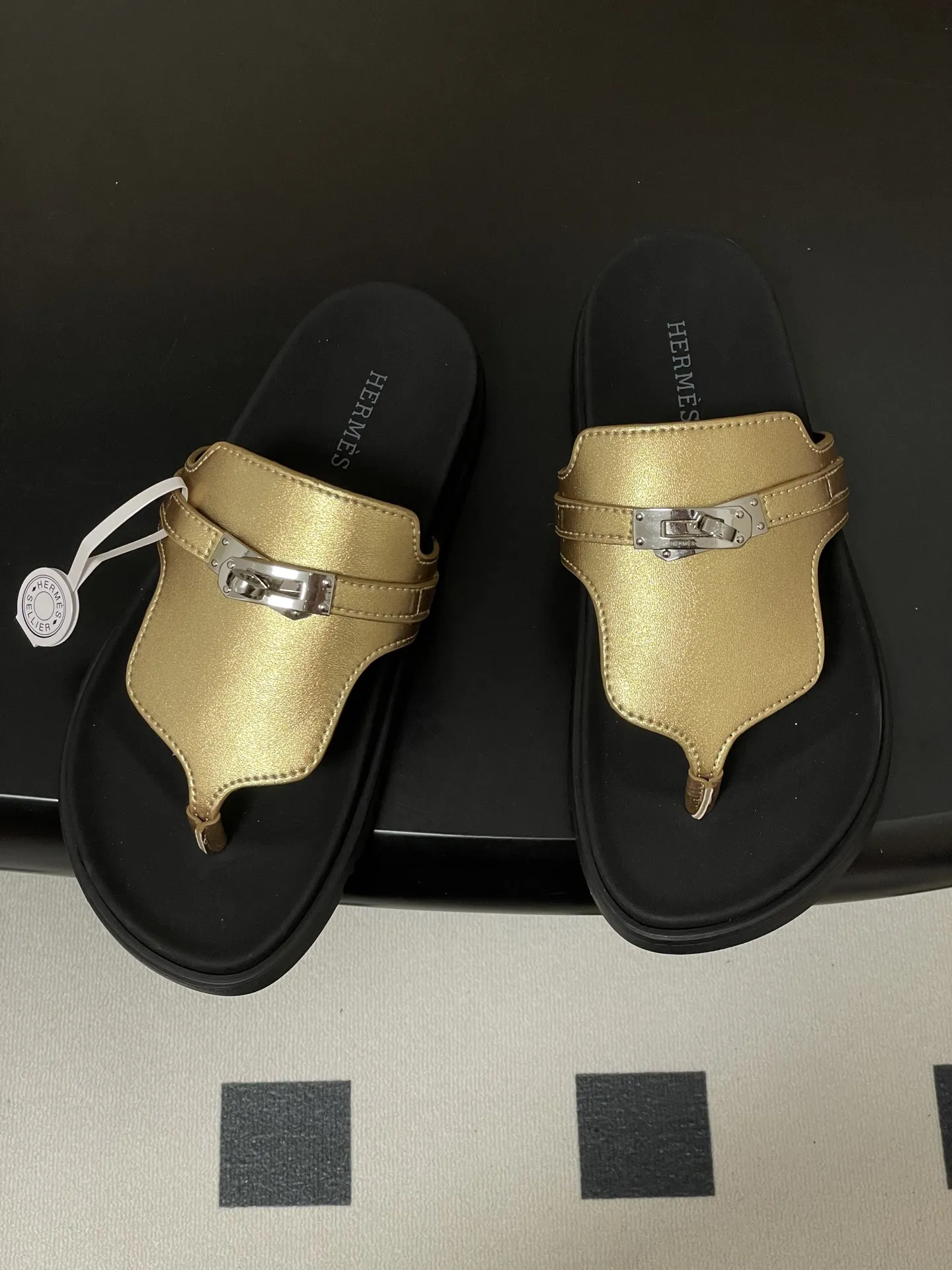 p250-男码➕10 Hermes 爱马仕🐎 H家 Empire凉拖鞋 Kelly扣经典款二舅拖鞋夹脚人字拖平底二舅凉拖鞋情侣款休闲懒人鞋🆕新配色 麂皮牛皮机能凉鞋,搭配人体工学鞋底和经典Kelly鞋扣。 设计简约流畅,打造舒适休闲造型。 鞋面:牛皮/细腻羊猄皮 鞋底:原版开模TPU防滑大底 码数:女35-39(40.41定做不退换) 男39-44(38.45.46定做不退换)