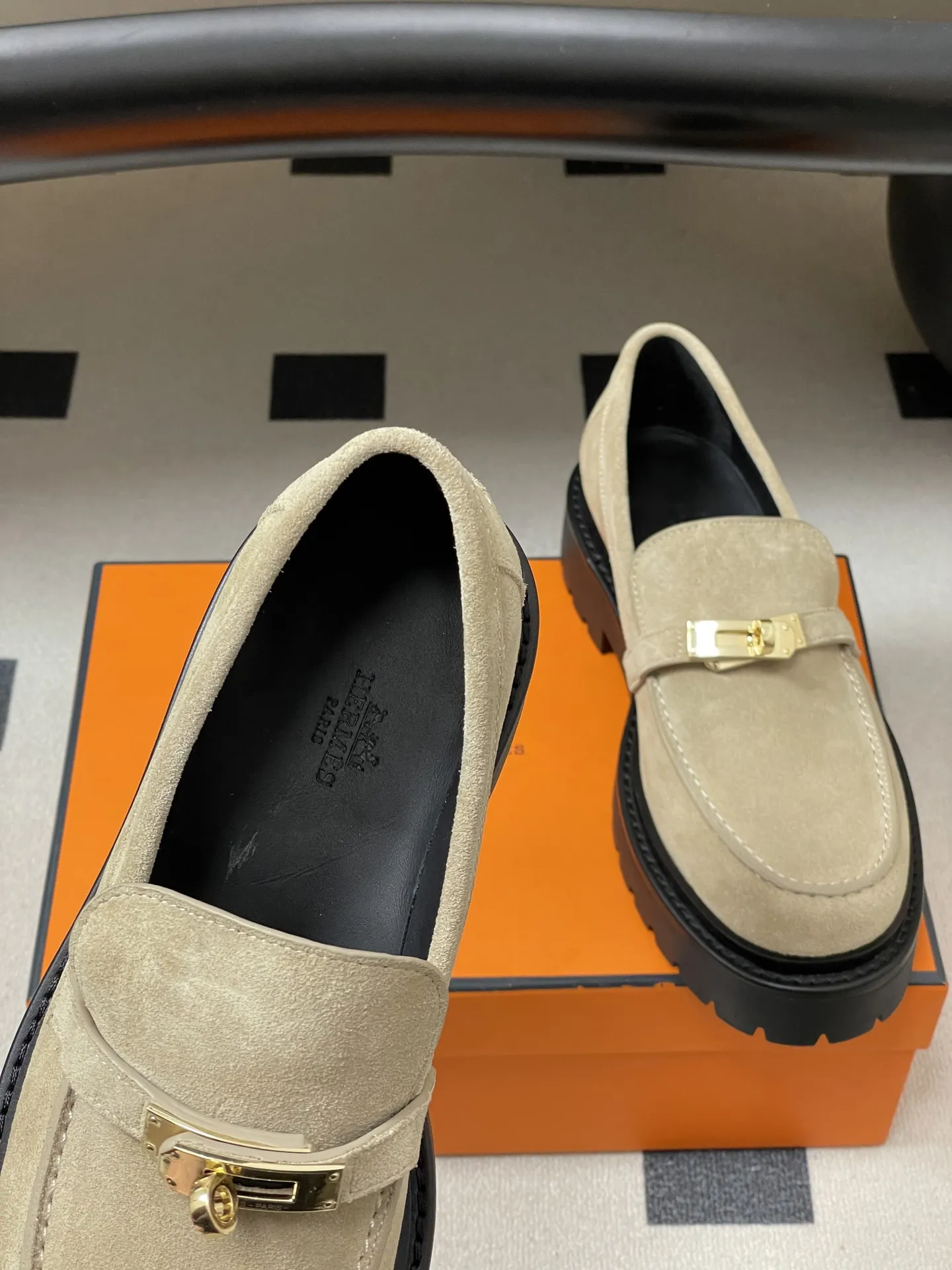 p400-顶级品质 Hermes 爱马仕🐎 H家Icone乐福鞋系列 经典Kelly扣厚底乐福鞋老钱风麂皮绒面增高小皮鞋 小牛皮和反绒牛皮乐福鞋，搭配功能性Kelly鞋扣和轻盈凹槽鞋底。打造时尚都市造型。 鞋面：定制小牛皮/牛反绒 内里垫脚：羊皮 鞋底：真皮沿条/组合橡胶大底 码数：35-39（40.41.42定做不退换）