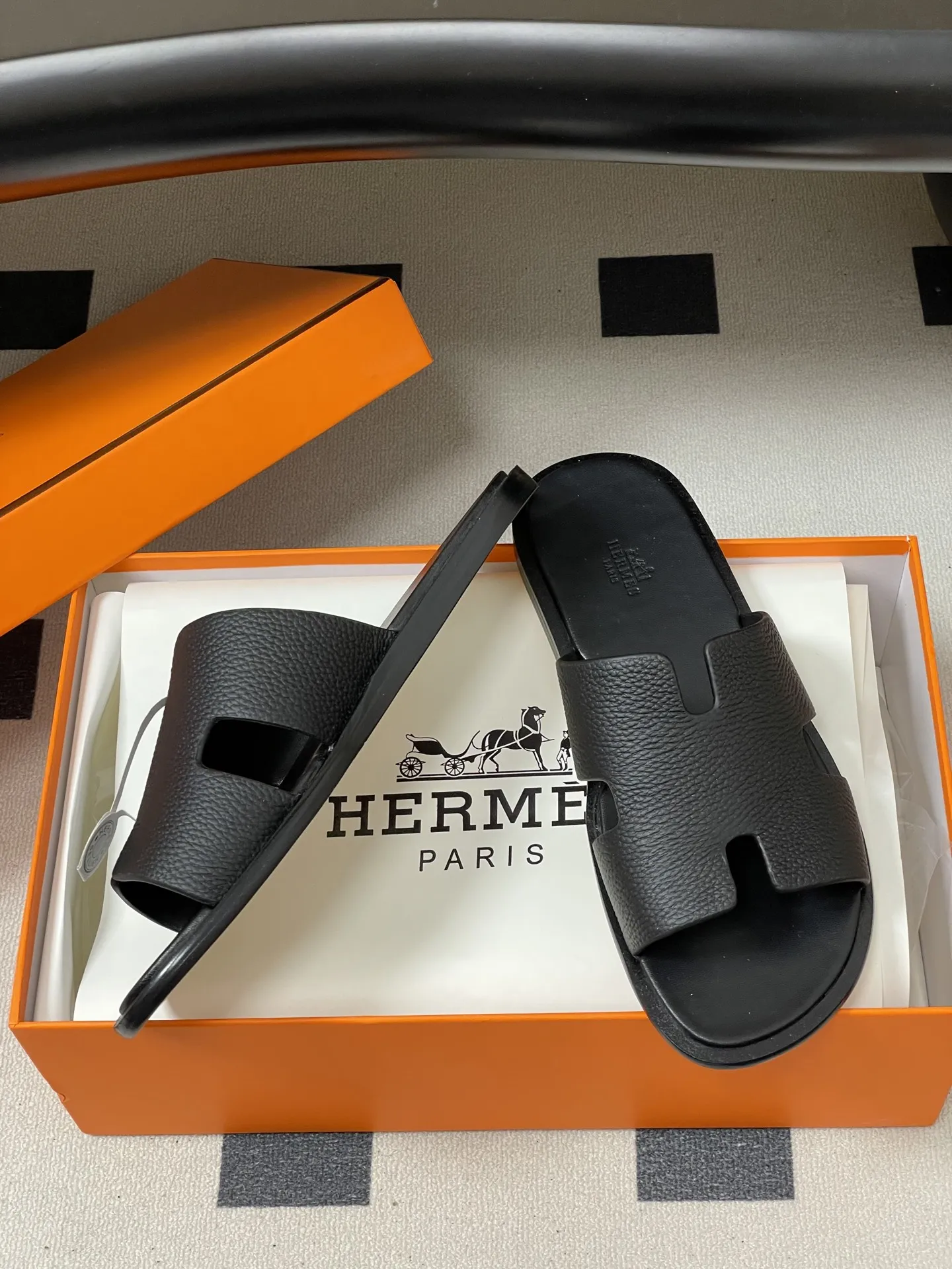 p290- Hermes 爱马仕🐎 H家 Izmir凉拖鞋系列经典款男士拖鞋 经典H型平底凉拖鞋情侣款休闲懒人鞋H拖 经典&ldquo;H&rdquo;型鞋面。打造时尚造型，可谓夏日良伴。时尚又百搭 超级舒服 每个细节都做到极致。设计简约流畅，打造时尚柔美的晚装造型。 鞋面：定制牛皮 鞋底：意大利真皮大底 码数：女35-39（40.41定做不退换） 男39-44（38.45定做不退换）