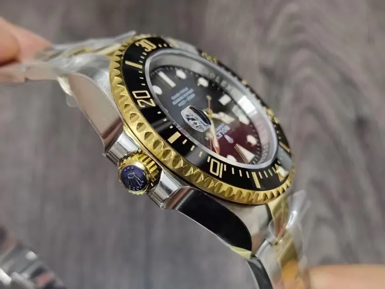 JVS Factory ‼️‼️‼️43mm单黄小鬼王 劳力士单红小鬼王间金单黄小鬼王强势来袭!面盘6点位的SWISS MADE字样中间增加皇冠标志,陶瓷圈口釆用铂金刻度与黄金刻度,原装一样的工艺,PVD真空纳米电镀技术耐用不易掉色,超神之作SEA红海使最强 表壳内外做工更细致,内影刻字与字体更加细腻,更加立体,表扣内侧细节处理更整洁细腻,搭载3235一体机芯,防水300米!请认准出货均配JVS专用包装袋!