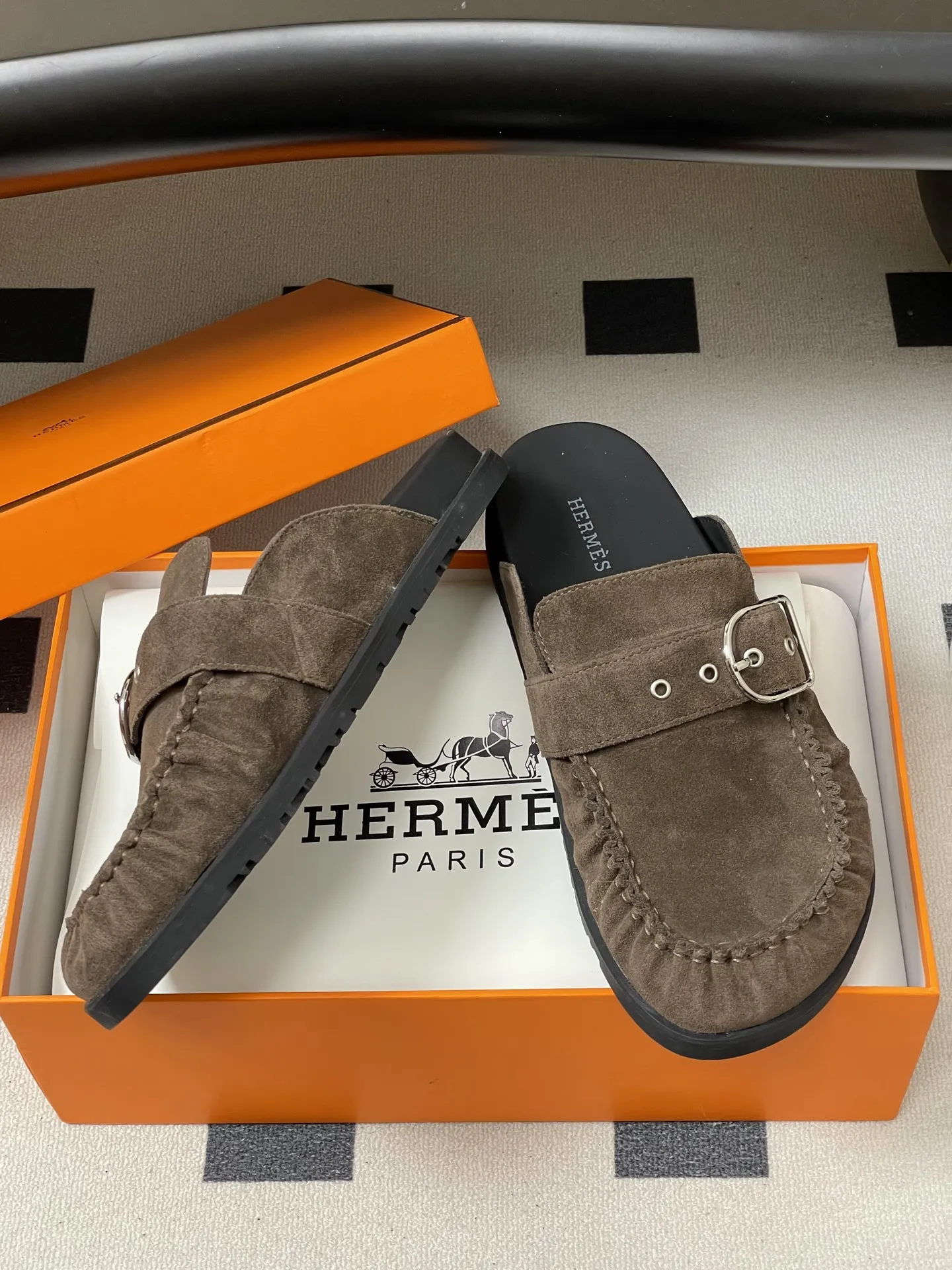p240-男码➕10 Hermes 爱马仕🐎 H家 Key穆勒鞋系列勃肯鞋经典款二舅拖鞋搭扣包头半拖鞋情侣款休闲懒人穆勒鞋勃肯厚底凉拖鞋 这双鞋子融合了奢华、休闲与时尚等多种风格元素。爱马仕的品牌加持赋予了它高端奢华的气质,而穆勒鞋型和羊皮内衬又让它兼具休闲舒适的特质,金属扣装饰细节则为其增添了时尚感,使其在众多鞋款中脱颖而出。 鞋面:高丝光牛猄皮 内里垫脚:羊皮 鞋底:原版开模TPU防滑大底 码数:女35-39(40.41定做不退换) 男39-44(38.45.46定做不退换)