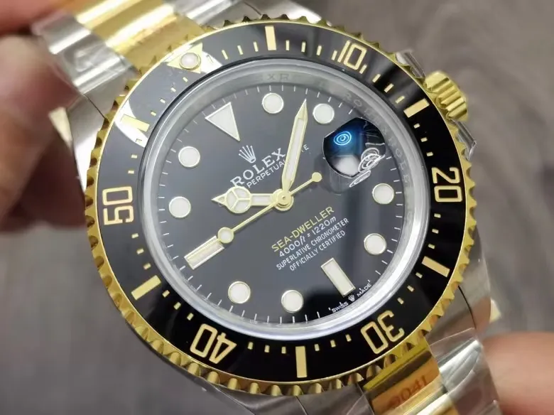 JVS Factory ‼️‼️‼️43mm单黄小鬼王 劳力士单红小鬼王间金单黄小鬼王强势来袭!面盘6点位的SWISS MADE字样中间增加皇冠标志,陶瓷圈口釆用铂金刻度与黄金刻度,原装一样的工艺,PVD真空纳米电镀技术耐用不易掉色,超神之作SEA红海使最强 表壳内外做工更细致,内影刻字与字体更加细腻,更加立体,表扣内侧细节处理更整洁细腻,搭载3235一体机芯,防水300米!请认准出货均配JVS专用包装袋!