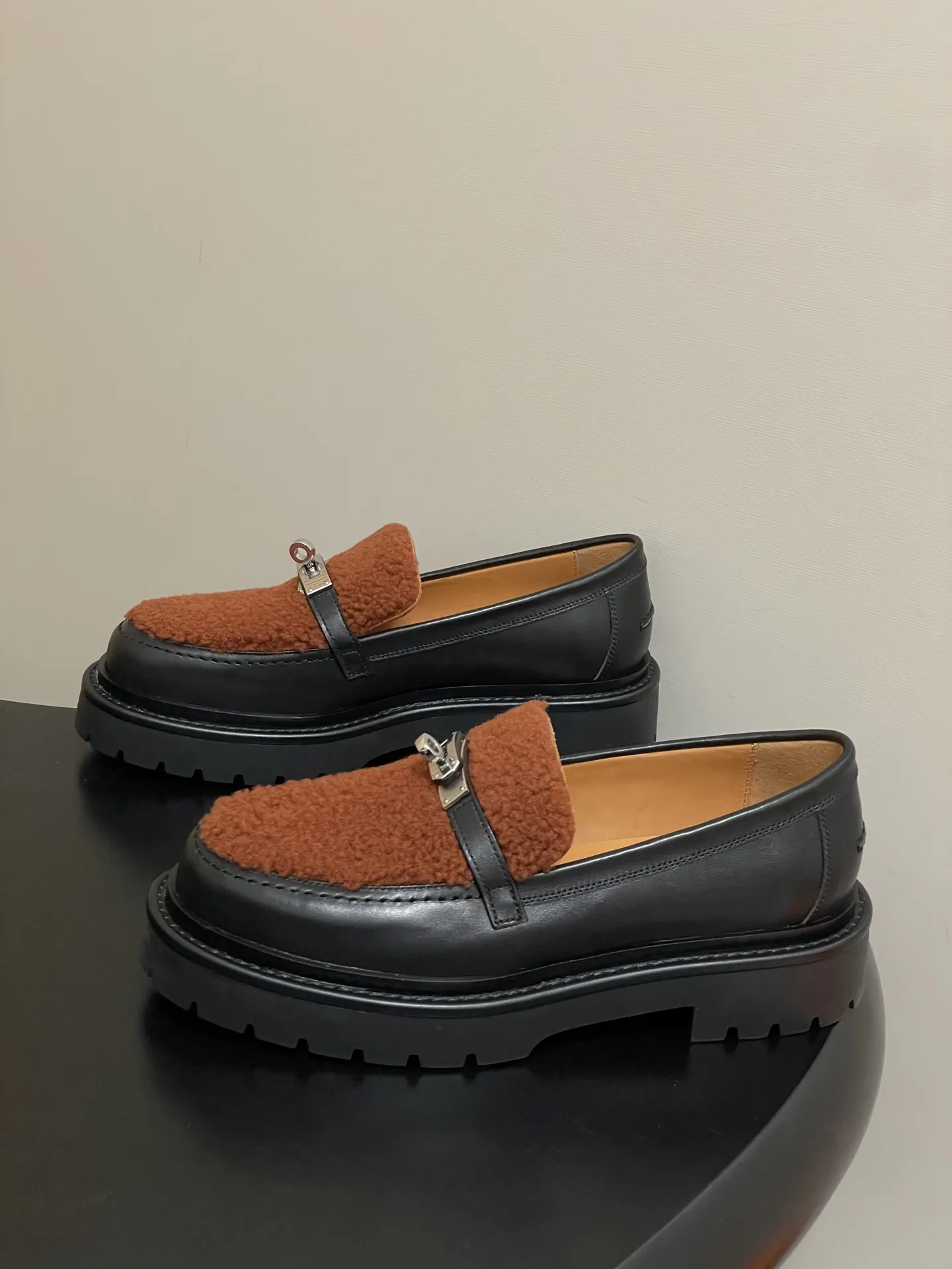 p400-顶级品质 Hermes 爱马仕🐎 H家Icone乐福鞋系列 经典Kelly扣厚底乐福鞋羊毛增高小皮鞋 小牛皮和羊毛皮乐福鞋,搭配功能性Kelly鞋扣和轻盈凹槽鞋底。打造时尚都市造型。 鞋面:定制小牛皮 内里垫脚:羊皮 鞋底:真皮沿条/组合橡胶大底 码数:35-39(40.41.42定做不退换)