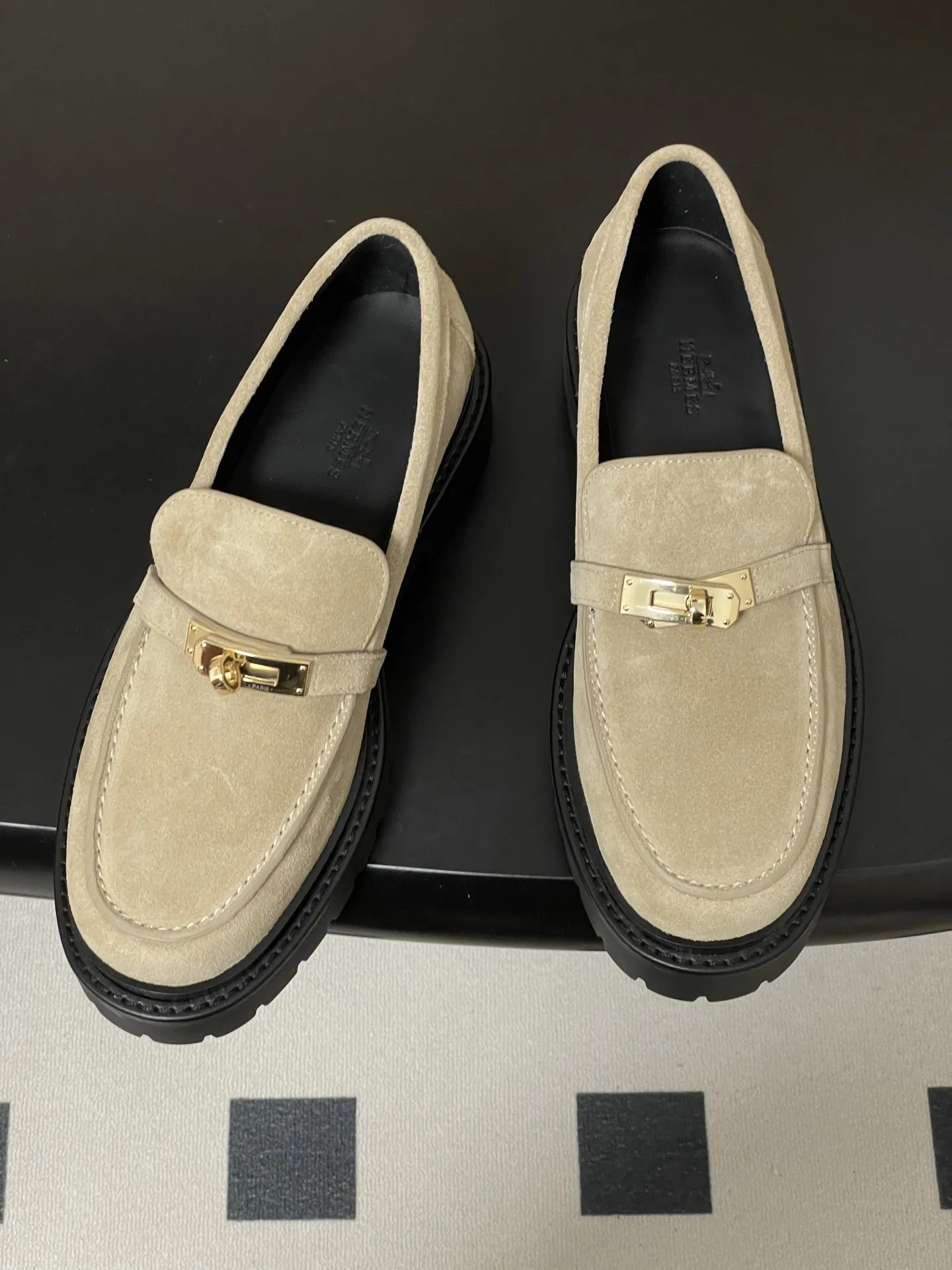 p400-顶级品质 Hermes 爱马仕🐎 H家Icone乐福鞋系列 经典Kelly扣厚底乐福鞋老钱风麂皮绒面增高小皮鞋 小牛皮和反绒牛皮乐福鞋,搭配功能性Kelly鞋扣和轻盈凹槽鞋底。打造时尚都市造型。 鞋面:定制小牛皮/牛反绒 内里垫脚:羊皮 鞋底:真皮沿条/组合橡胶大底 码数:35-39(40.41.42定做不退换)