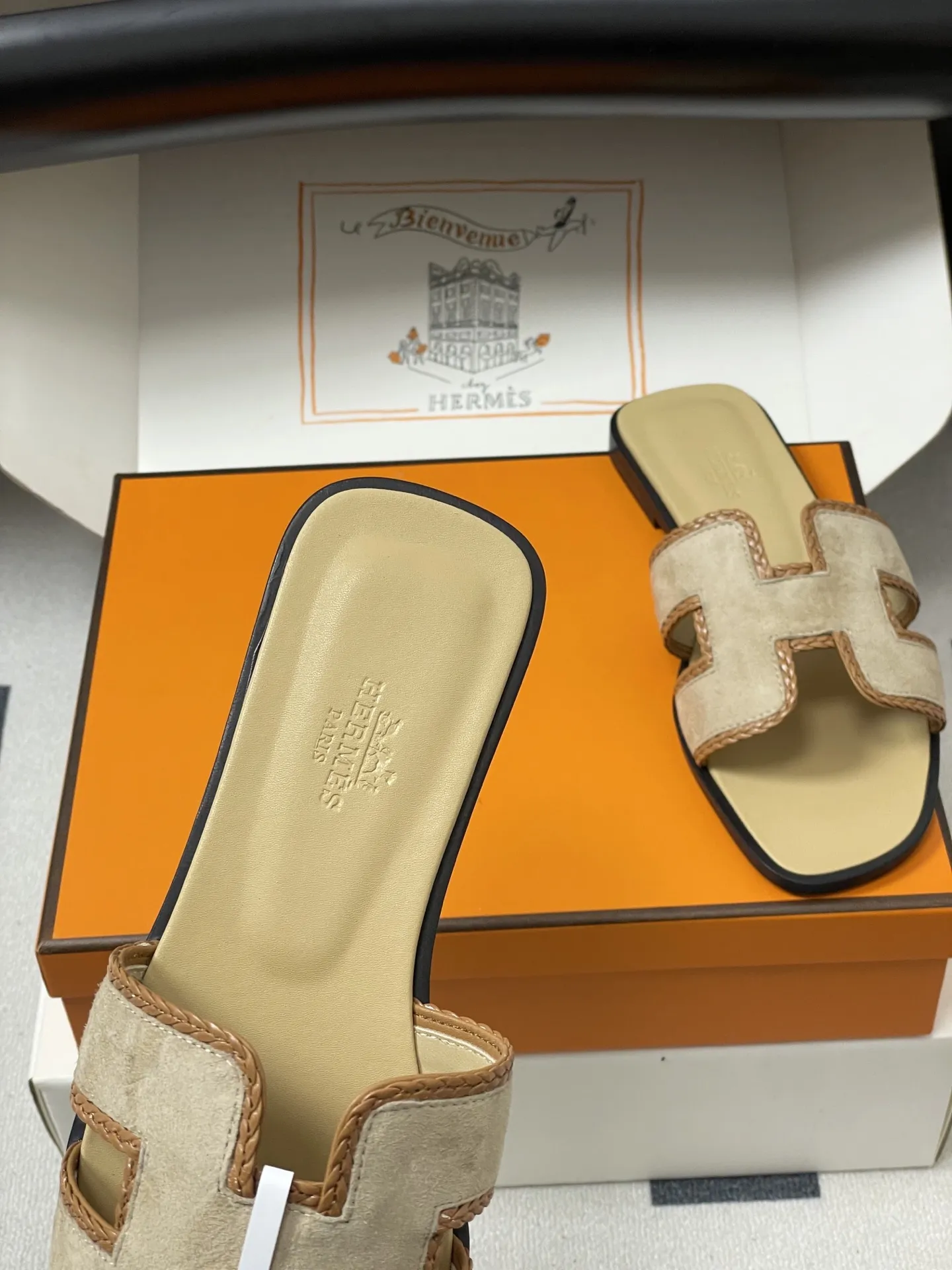 p320-顶级品质（配高档飞机盒✈️/丝巾） Hermes 爱马仕🐎 Oran凉鞋编织麂皮系列 2026H家最新版面 经典H编织绒面H鞋面凉拖鞋 编织麂皮山羊皮凉鞋，经典&ldquo;H&rdquo;型鞋面 打造时尚造型，可谓夏日良伴。 时尚又百搭 搭配H鞋面 超级舒服 每个细节都做到极致。设计简约流畅，打造时尚柔美的晚装造型。 鞋面：定制麂皮/手工编织 内里垫脚：羊皮 鞋底：意大利A级真皮大底 码数：35-39（34.40.41.42.43定做不退换）