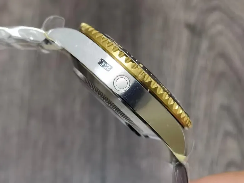 JVS Factory ‼️‼️‼️43mm单黄小鬼王 劳力士单红小鬼王间金单黄小鬼王强势来袭!面盘6点位的SWISS MADE字样中间增加皇冠标志,陶瓷圈口釆用铂金刻度与黄金刻度,原装一样的工艺,PVD真空纳米电镀技术耐用不易掉色,超神之作SEA红海使最强 表壳内外做工更细致,内影刻字与字体更加细腻,更加立体,表扣内侧细节处理更整洁细腻,搭载3235一体机芯,防水300米!请认准出货均配JVS专用包装袋!