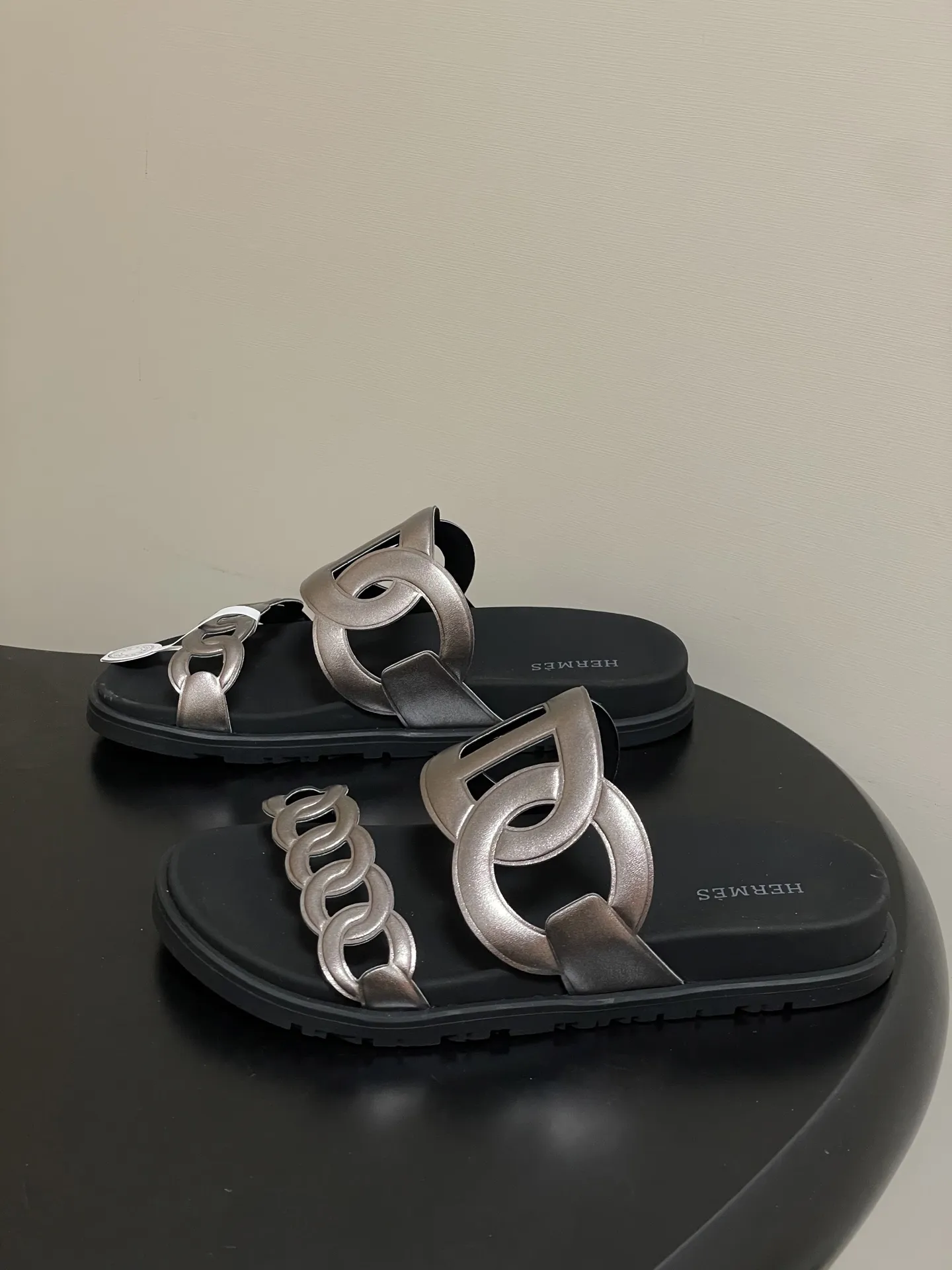 p240-男码➕10 Hermes 爱马仕🐎 H家 Extra猪鼻子凉拖鞋经典款二舅拖鞋H型魔术贴平底二舅凉拖鞋厚底休闲懒人鞋情侣款🆕新配色 麂皮山羊皮机能风凉鞋,搭配人体工学橡胶鞋底,袢带灵感源自经典Chaine d'Ancre图案。适合夏日穿着,打造时尚造型。 鞋面:牛皮/细腻羊猄皮 鞋底:原版开模TPU防滑大底 码数:女35-39(40.41定做不退换) 男39-44(38.45.46定做不退换)