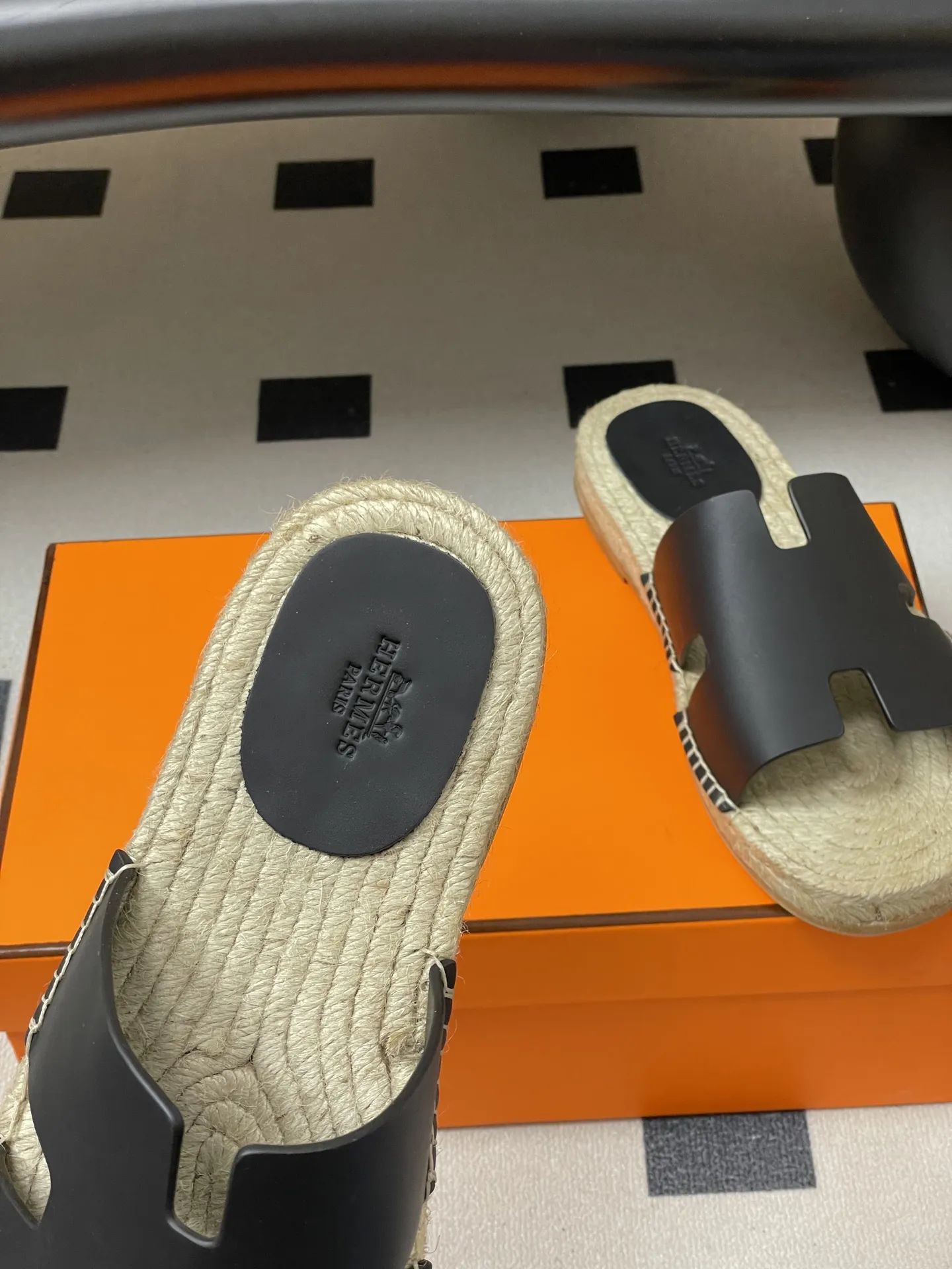 p290- Hermes 爱马仕🐎 H家 Antigua草编凉拖鞋系列经典款男士拖鞋 经典H型麻绳草编底凉拖鞋情侣款休闲懒人鞋H拖 经典&ldquo;H&rdquo;型鞋面。打造时尚造型，可谓夏日良伴。时尚又百搭 超级舒服 每个细节都做到极致。设计简约流畅，打造时尚柔美的晚装造型。 鞋面：定制牛皮/牛反绒 手工编织草编中底 鞋底：意大利真皮大底 码数：女35-39（40.41定做不退换） 男39-44（38.45定做不退换）