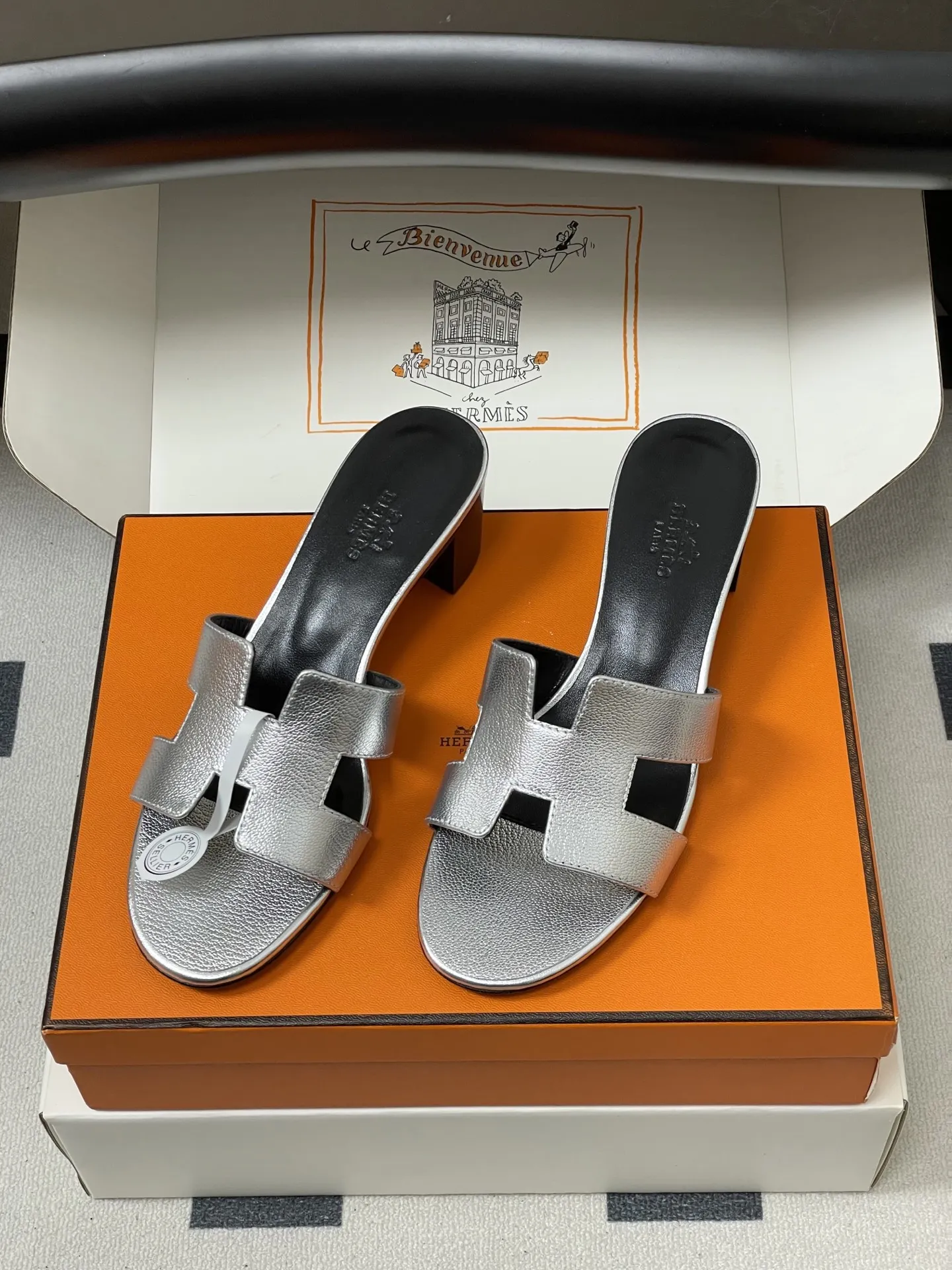 p280-顶级品质(配高档飞机盒✈️/丝巾) Hermes 爱马仕🐎 H家Oran万年经典款‘H’拖鞋 经典百搭的H拖鞋 🆕最新配色 经典“H”型鞋面。打造时尚造型,可谓夏日良伴。时尚又百搭 超级舒服 每个细节都做到极致。设计简约流畅,打造时尚柔美的晚装造型。 鞋面:定制小牛皮 内里垫脚:小羊皮 鞋底:意大利A级双层真皮大底 码数:35-39(34.40.41.42.43定做不退换)