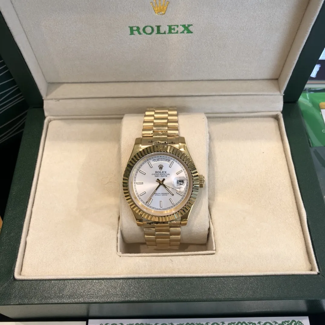 320💰 劳力士Rolex 日志系列双历腕表 采用全自动机械机芯 【表壳直径41mm 厚10mm与原装同步】有人钟情其精确，有人欣赏其典雅，有人喜爱其坚固，至尊名表劳力士（Rolex），品质精良，工艺精湛，糅合尊贵、典雅和独特气质于一身，位列世界手表业之翘楚，被称为&ldquo;精确&rdquo;的代名词！专注品质，不忘初衷！ 实物无P图拍摄效果！