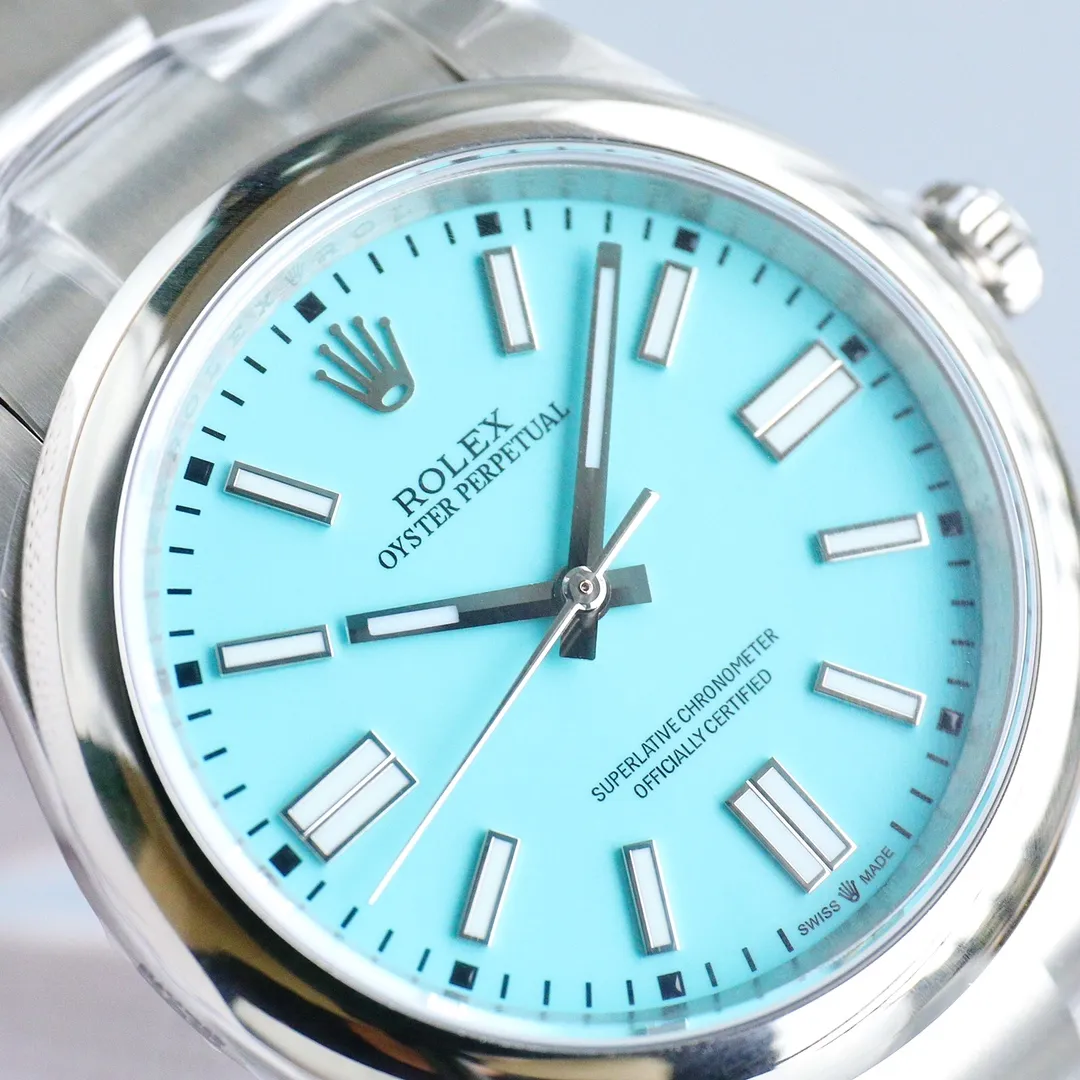 统一价1200 💎C新品劳力士蚝式恒动型41系列1⃣️搭配劳力士全新3230一体机芯；2⃣️表径41mm与原装一致；3⃣️表盘打磨字钉顶级瑞士冰蓝色夜光，与劳力士原厂夜光一致；4⃣️超级904钢材质，镜面蓝宝石玻璃；5⃣️表带顶级做工蚝式钢三格链节、给予手腕最高最好的舒适度，每个极致的细节都是工厂匠心开发的诚意！！！