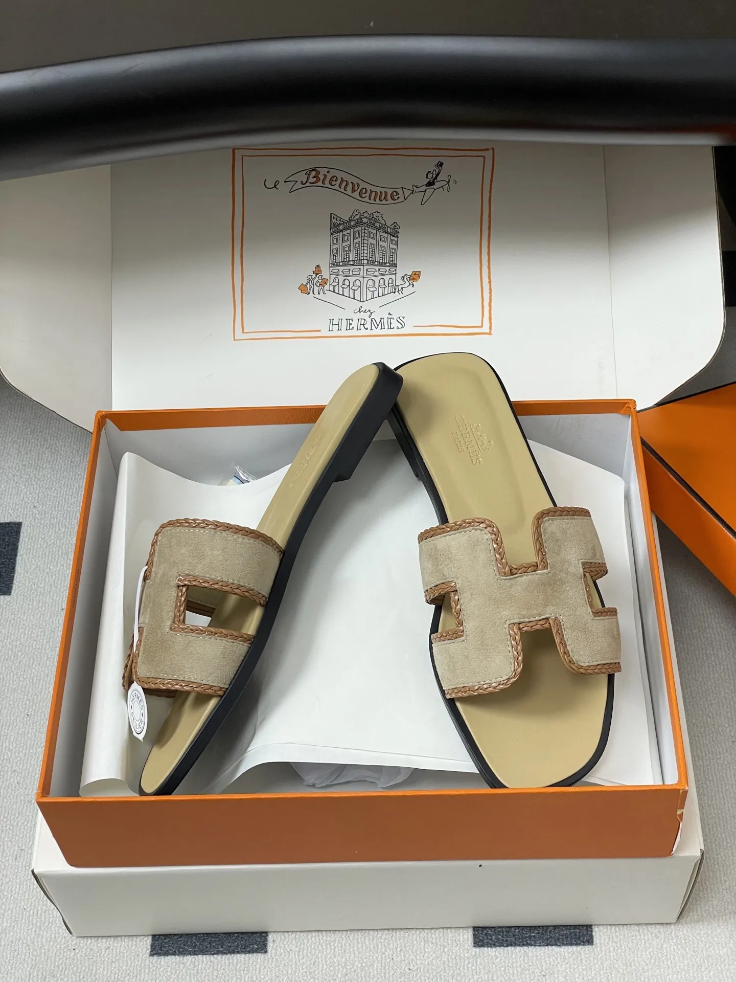 p320-顶级品质（配高档飞机盒✈️/丝巾） Hermes 爱马仕🐎 Oran凉鞋编织麂皮系列 2026H家最新版面 经典H编织绒面H鞋面凉拖鞋 编织麂皮山羊皮凉鞋，经典&ldquo;H&rdquo;型鞋面 打造时尚造型，可谓夏日良伴。 时尚又百搭 搭配H鞋面 超级舒服 每个细节都做到极致。设计简约流畅，打造时尚柔美的晚装造型。 鞋面：定制麂皮/手工编织 内里垫脚：羊皮 鞋底：意大利A级真皮大底 码数：35-39（34.40.41.42.43定做不退换）