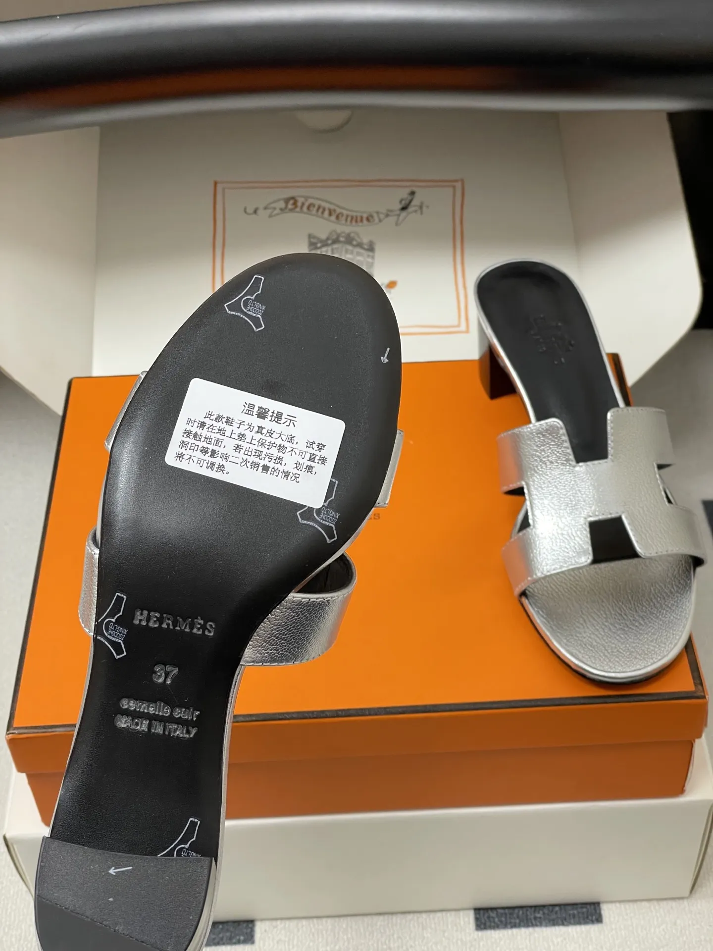 p280-顶级品质(配高档飞机盒✈️/丝巾) Hermes 爱马仕🐎 H家Oran万年经典款‘H’拖鞋 经典百搭的H拖鞋 🆕最新配色 经典“H”型鞋面。打造时尚造型,可谓夏日良伴。时尚又百搭 超级舒服 每个细节都做到极致。设计简约流畅,打造时尚柔美的晚装造型。 鞋面:定制小牛皮 内里垫脚:小羊皮 鞋底:意大利A级双层真皮大底 码数:35-39(34.40.41.42.43定做不退换)