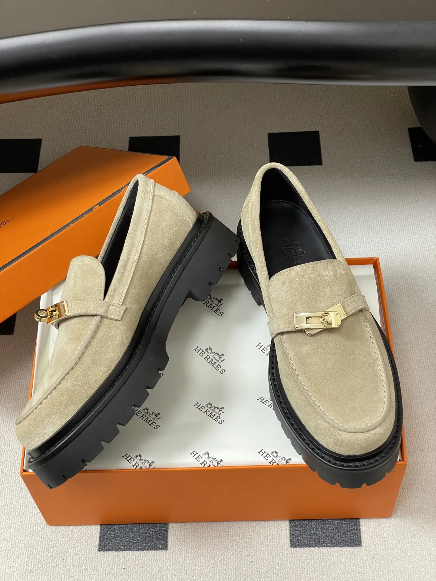 p400-顶级品质 Hermes 爱马仕🐎 H家Icone乐福鞋系列 经典Kelly扣厚底乐福鞋老钱风麂皮绒面增高小皮鞋 小牛皮和反绒牛皮乐福鞋，搭配功能性Kelly鞋扣和轻盈凹槽鞋底。打造时尚都市造型。 鞋面：定制小牛皮/牛反绒 内里垫脚：羊皮 鞋底：真皮沿条/组合橡胶大底 码数：35-39（40.41.42定做不退换）