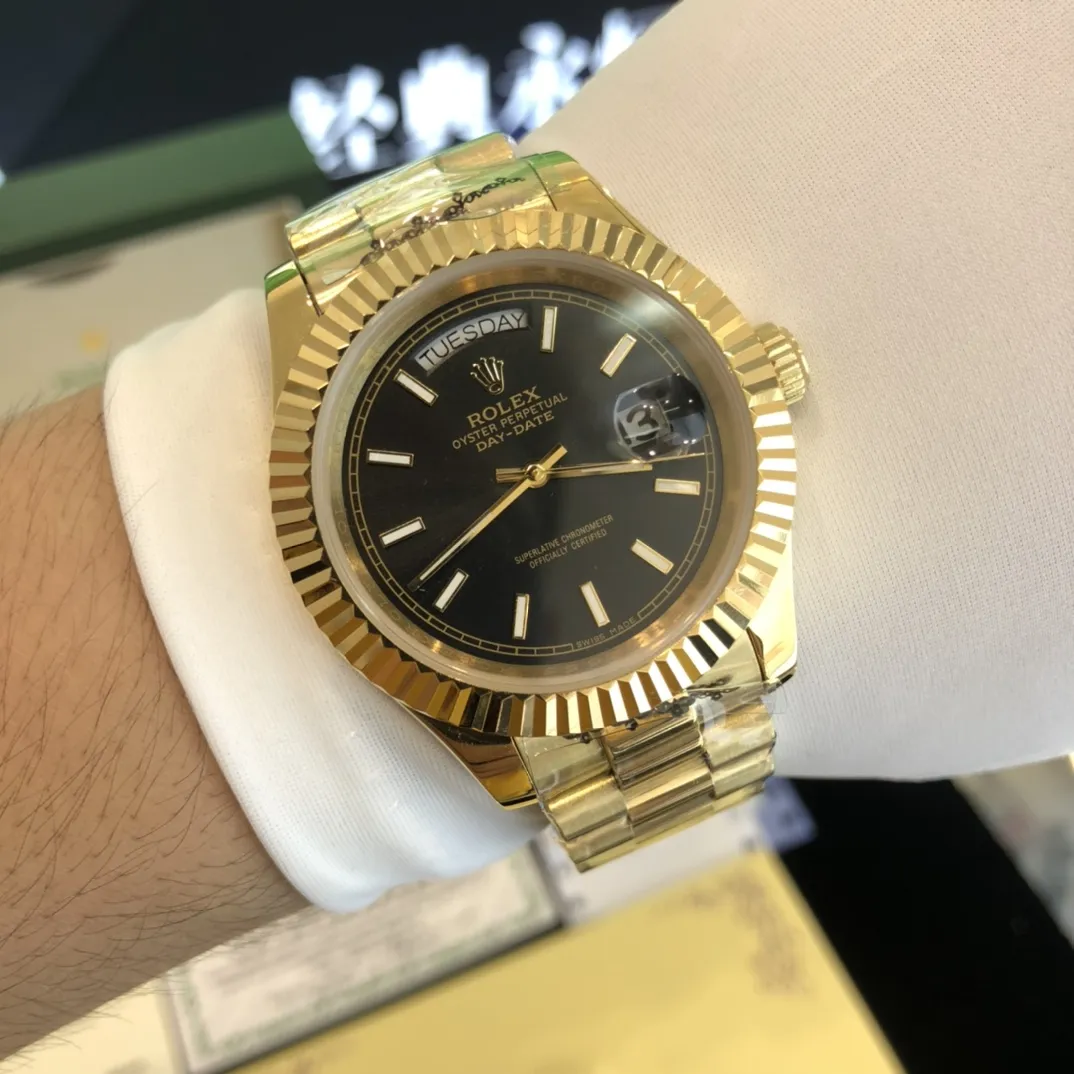 320💰 劳力士Rolex 日志系列双历腕表 劳力士Rolex 日志系列双历腕表 采用全自动机械机芯 【表壳直径41mm 厚10mm与原装同步】有人钟情其精确，有人欣赏其典雅，有人喜爱其坚固，至尊名表劳力士（Rolex），品质精良，工艺精湛，糅合尊贵、典雅和独特气质于一身，位列世界手表业之翘楚，被称为&ldquo;精确&rdquo;的代名词！专注品质，不忘初衷！ 实物无P图拍摄效果！演绎出奢华与精致的品牌精神，欢迎转载。