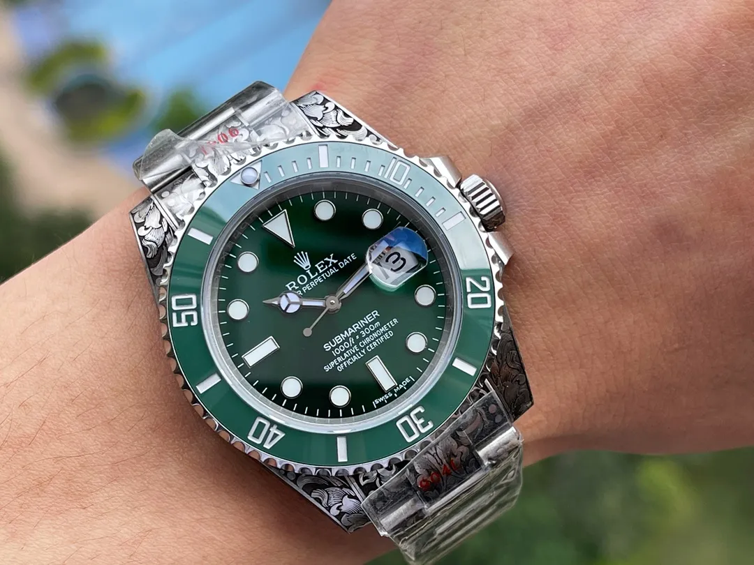 玩到极致是一种什么样的体验？劳力士经典水鬼与手工雕金工艺相结合，多少玩家梦寐以求的手表纹身，今天！它来了。整表采用904L精钢材质，搭载V13 3135机芯，持续动能72小时。蓝宝石镜面加（翠绿 亮黑）陶瓷圈点缀白金刻度。所有配件可原厂互换。整表手工雕刻唐草为主的精美图案，精致立体，鬼斧神工。产量极少