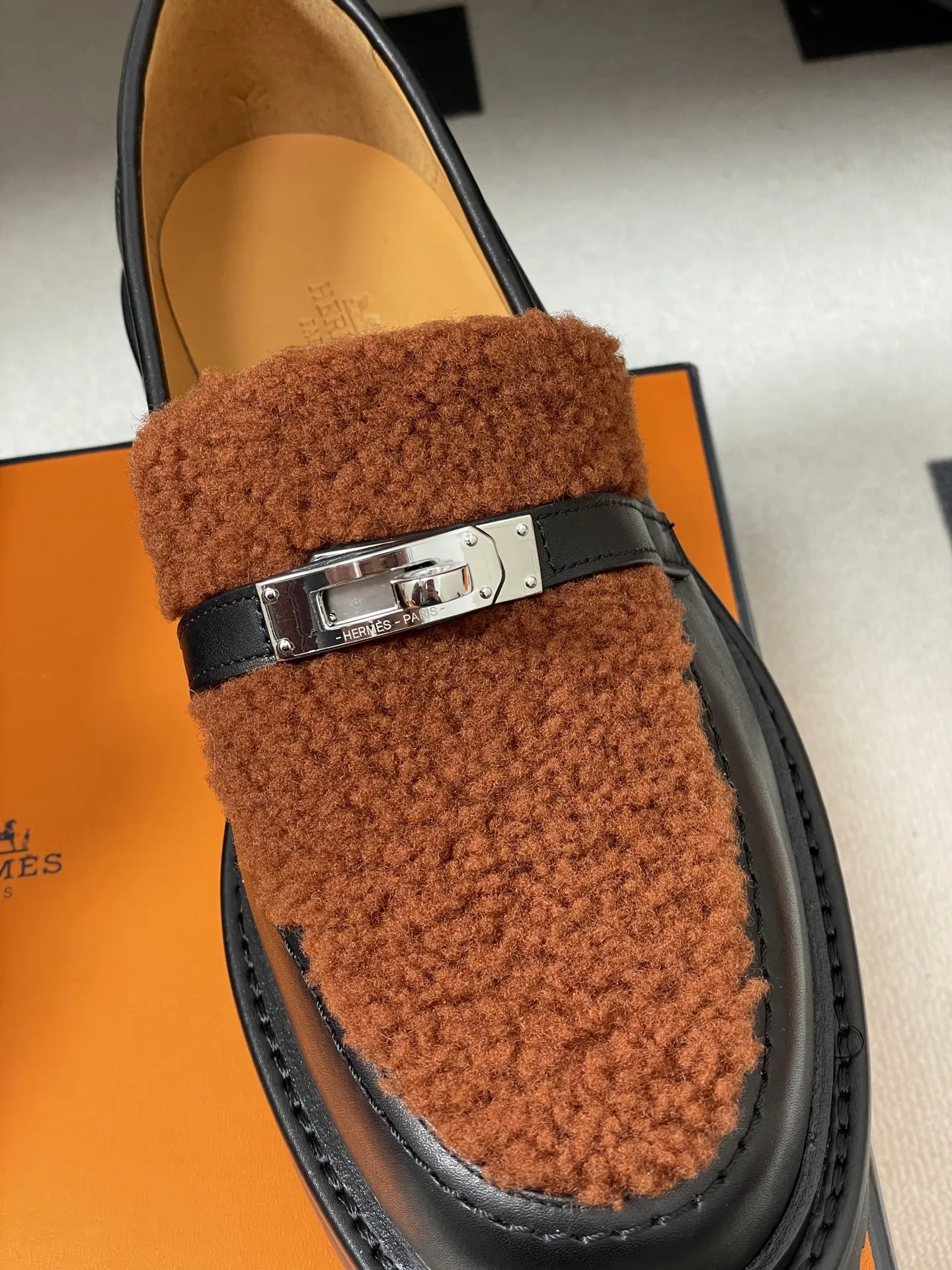 p400-顶级品质 Hermes 爱马仕🐎 H家Icone乐福鞋系列 经典Kelly扣厚底乐福鞋羊毛增高小皮鞋 小牛皮和羊毛皮乐福鞋,搭配功能性Kelly鞋扣和轻盈凹槽鞋底。打造时尚都市造型。 鞋面:定制小牛皮 内里垫脚:羊皮 鞋底:真皮沿条/组合橡胶大底 码数:35-39(40.41.42定做不退换)