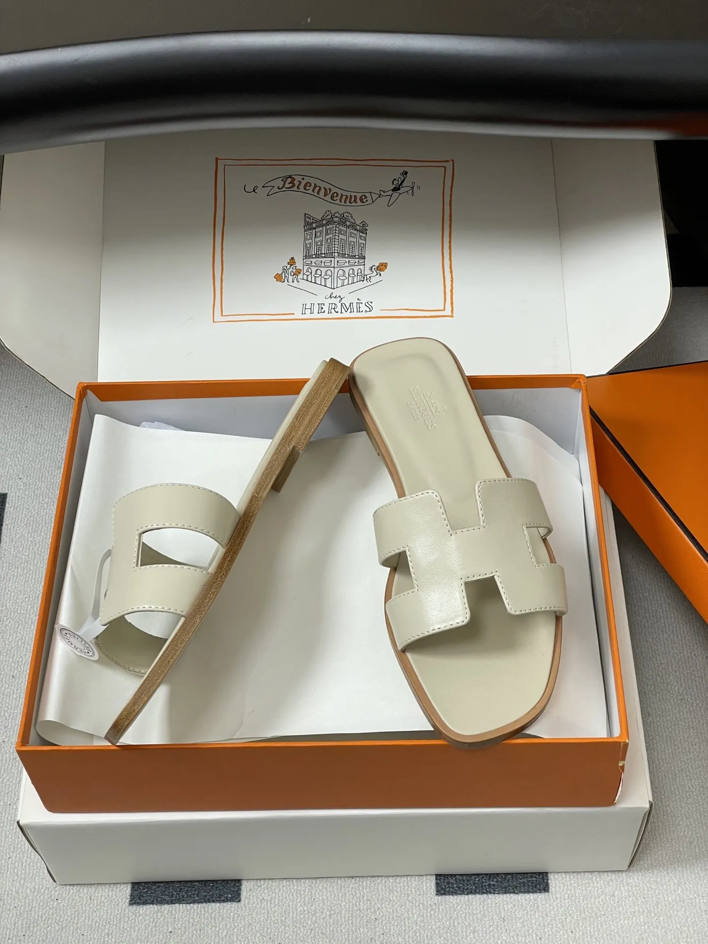 p280-顶级品质(配高档飞机盒✈️/丝巾) Hermes 爱马仕🐎 H家Oran万年经典款‘H’拖鞋 经典百搭的H拖鞋 🆕最新配色 经典“H”型鞋面。打造时尚造型,可谓夏日良伴。时尚又百搭 超级舒服 每个细节都做到极致。设计简约流畅,打造时尚柔美的晚装造型。 鞋面:定制小牛皮 内里垫脚:小羊皮 鞋底:意大利A级双层真皮大底 码数:35-39(34.40.41.42.43定做不退换)