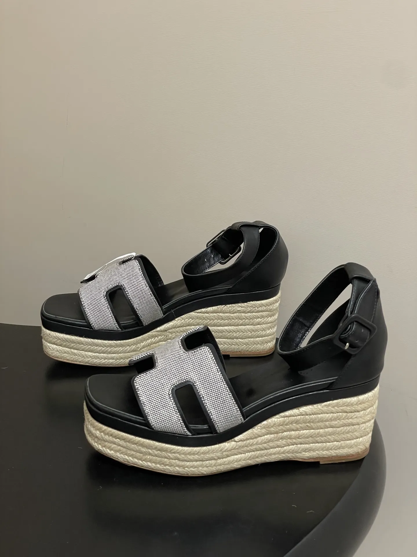 p390-顶级品质（配高档飞机盒✈️） Hermes 爱马仕🐎 H家 Elda草编鞋系列经典H型鞋面坡跟凉鞋露趾后绑带高跟麻绳凉鞋 小牛皮草编鞋，