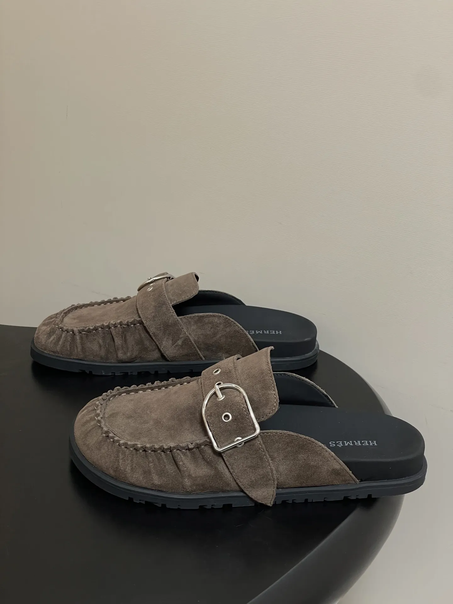 p240-男码➕10 Hermes 爱马仕🐎 H家 Key穆勒鞋系列勃肯鞋经典款二舅拖鞋搭扣包头半拖鞋情侣款休闲懒人穆勒鞋勃肯厚底凉拖鞋 这双鞋子融合了奢华、休闲与时尚等多种风格元素。爱马仕的品牌加持赋予了它高端奢华的气质，而穆勒鞋型和羊皮内衬又让它兼具休闲舒适的特质，金属扣装饰细节则为其增添了时尚感，使其在众多鞋款中脱颖而出。 鞋面：高丝光牛猄皮 内里垫脚：羊皮 鞋底：原版开模TPU防滑大底 码数：女35-39（40.41定做不退换） 男39-44（38.45.46定做不退换）