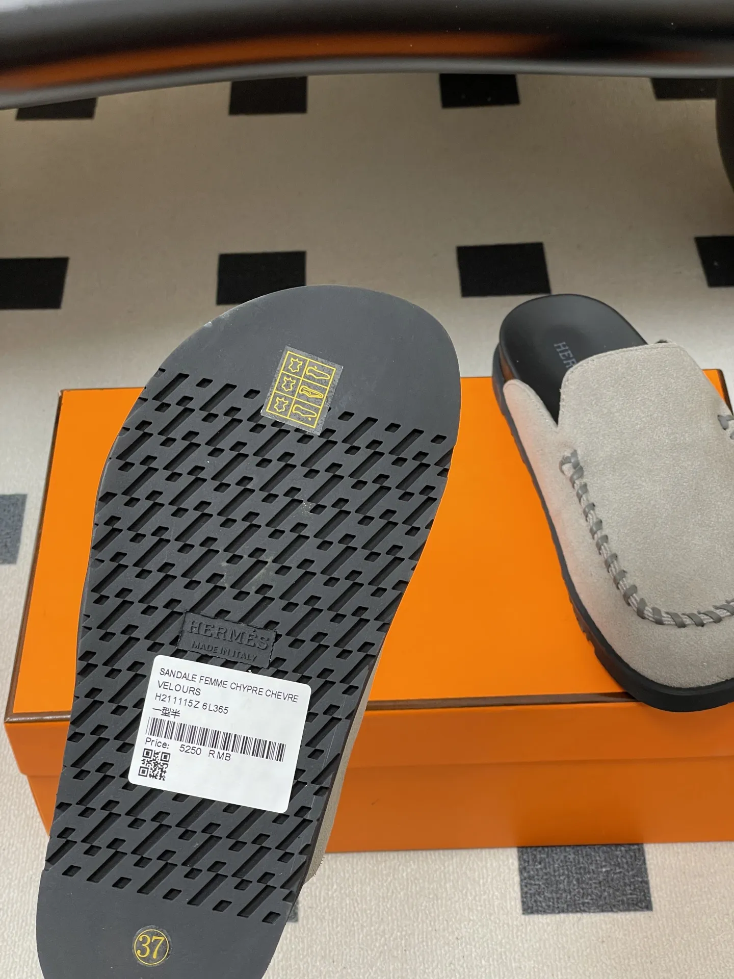 p240-男码➕10 Hermes 爱马仕🐎 H家 Johan穆勒鞋系列勃肯鞋经典款二舅拖鞋包头半拖鞋情侣款休闲懒人穆勒鞋勃肯厚底凉拖鞋 这双鞋子融合了奢华、休闲与时尚等多种风格元素。爱马仕的品牌加持赋予了它高端奢华的气质，而穆勒鞋型和羊皮内衬又让它兼具休闲舒适的特质，金属扣装饰细节则为其增添了时尚感，使其在众多鞋款中脱颖而出。 鞋面：高丝光牛猄皮 内里垫脚：羊皮 鞋底：原版开模TPU防滑大底 码数：女35-39（40.41定做不退换） 男39-44（38.45.46定做不退换）