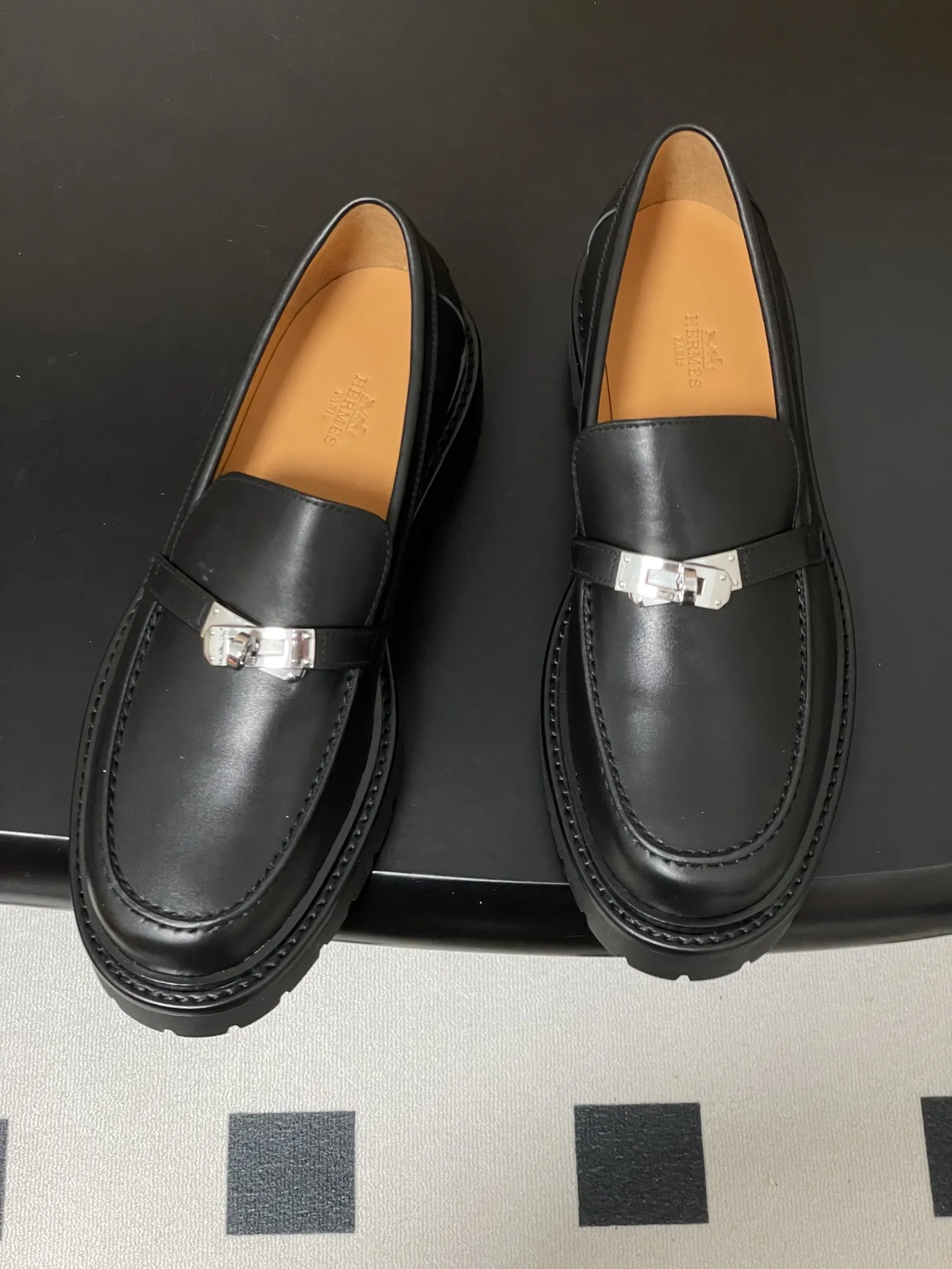 p400-顶级品质 Hermes 爱马仕🐎 H家Icone乐福鞋系列 经典Kelly扣厚底乐福鞋老钱风麂皮绒面增高小皮鞋 小牛皮和反绒牛皮乐福鞋,搭配功能性Kelly鞋扣和轻盈凹槽鞋底。打造时尚都市造型。 鞋面:定制小牛皮/牛反绒 内里垫脚:羊皮 鞋底:真皮沿条/组合橡胶大底 码数:35-39(40.41.42定做不退换)