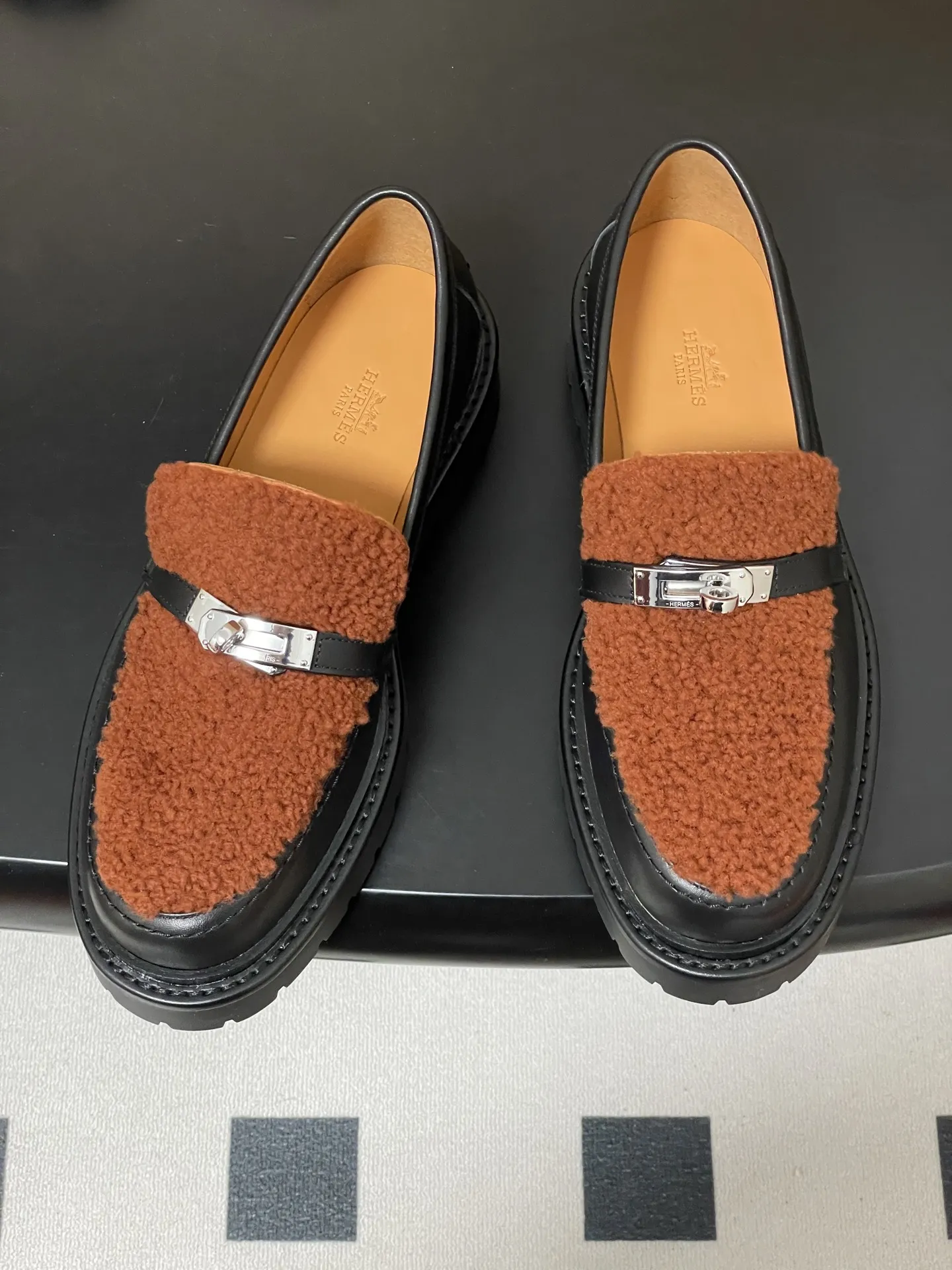 p400-顶级品质 Hermes 爱马仕🐎 H家Icone乐福鞋系列 经典Kelly扣厚底乐福鞋羊毛增高小皮鞋 小牛皮和羊毛皮乐福鞋,搭配功能性Kelly鞋扣和轻盈凹槽鞋底。打造时尚都市造型。 鞋面:定制小牛皮 内里垫脚:羊皮 鞋底:真皮沿条/组合橡胶大底 码数:35-39(40.41.42定做不退换)