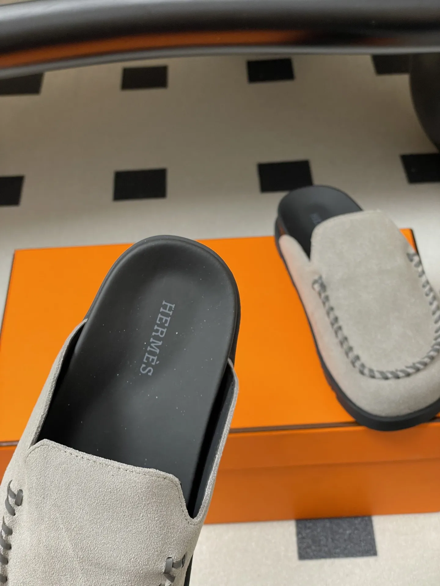 p240-男码➕10 Hermes 爱马仕🐎 H家 Johan穆勒鞋系列勃肯鞋经典款二舅拖鞋包头半拖鞋情侣款休闲懒人穆勒鞋勃肯厚底凉拖鞋 这双鞋子融合了奢华、休闲与时尚等多种风格元素。爱马仕的品牌加持赋予了它高端奢华的气质，而穆勒鞋型和羊皮内衬又让它兼具休闲舒适的特质，金属扣装饰细节则为其增添了时尚感，使其在众多鞋款中脱颖而出。 鞋面：高丝光牛猄皮 内里垫脚：羊皮 鞋底：原版开模TPU防滑大底 码数：女35-39（40.41定做不退换） 男39-44（38.45.46定做不退换）