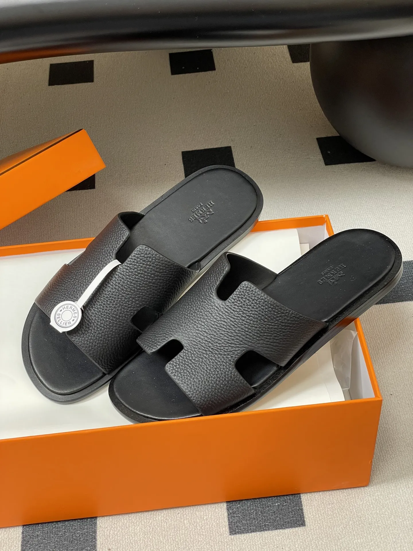 p290- Hermes 爱马仕🐎 H家 Izmir凉拖鞋系列经典款男士拖鞋 经典H型平底凉拖鞋情侣款休闲懒人鞋H拖 经典&ldquo;H&rdquo;型鞋面。打造时尚造型，可谓夏日良伴。时尚又百搭 超级舒服 每个细节都做到极致。设计简约流畅，打造时尚柔美的晚装造型。 鞋面：定制牛皮 鞋底：意大利真皮大底 码数：女35-39（40.41定做不退换） 男39-44（38.45定做不退换）