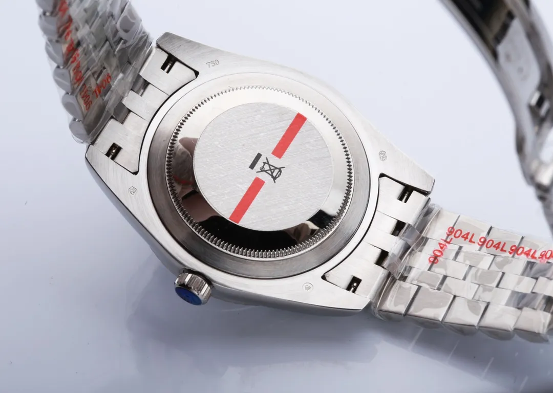 白钢: 670. 金➕20. J5强势回归‼️‼️J5出彩之作——劳力士蚝式恒动日志型41mm系列腕表,恒久优雅!出厂编码:M126338……6位内影编码与卡片一致,退换需整套配齐!【蚝式表壳,防水象征】腕表直径41mm,厚度跟原装一致,数据吻合正品1.经典的蚝式表壳搭配三角坑纹外圈2.把头采用旋入式设计,还原双扣锁双重防水系统3.表镜材质--抗刮损蓝水晶玻璃,防反光凸透式放大(2.5倍)日历窗【表带细节】不同表款搭配不同款钢带 1.纪念型表带Jubilee Bracelet(五珠带) 材质:不锈钢,纪念型,五排链节2.蚝式表链Oyster Bracelet(5株带)。材质:不锈钢,元首型,半环形三排链节3.表扣类型 折叠扣,隐蔽式摺叠皇冠带扣【机芯】采用精致而稳定的日本8215机芯稳重简约 矜持有度秀而不媚 恒久优雅! (极致的复刻要求造就高品质,玩的不止是概念!) (专注原装新机) 专注是一种态度,JH出品!
