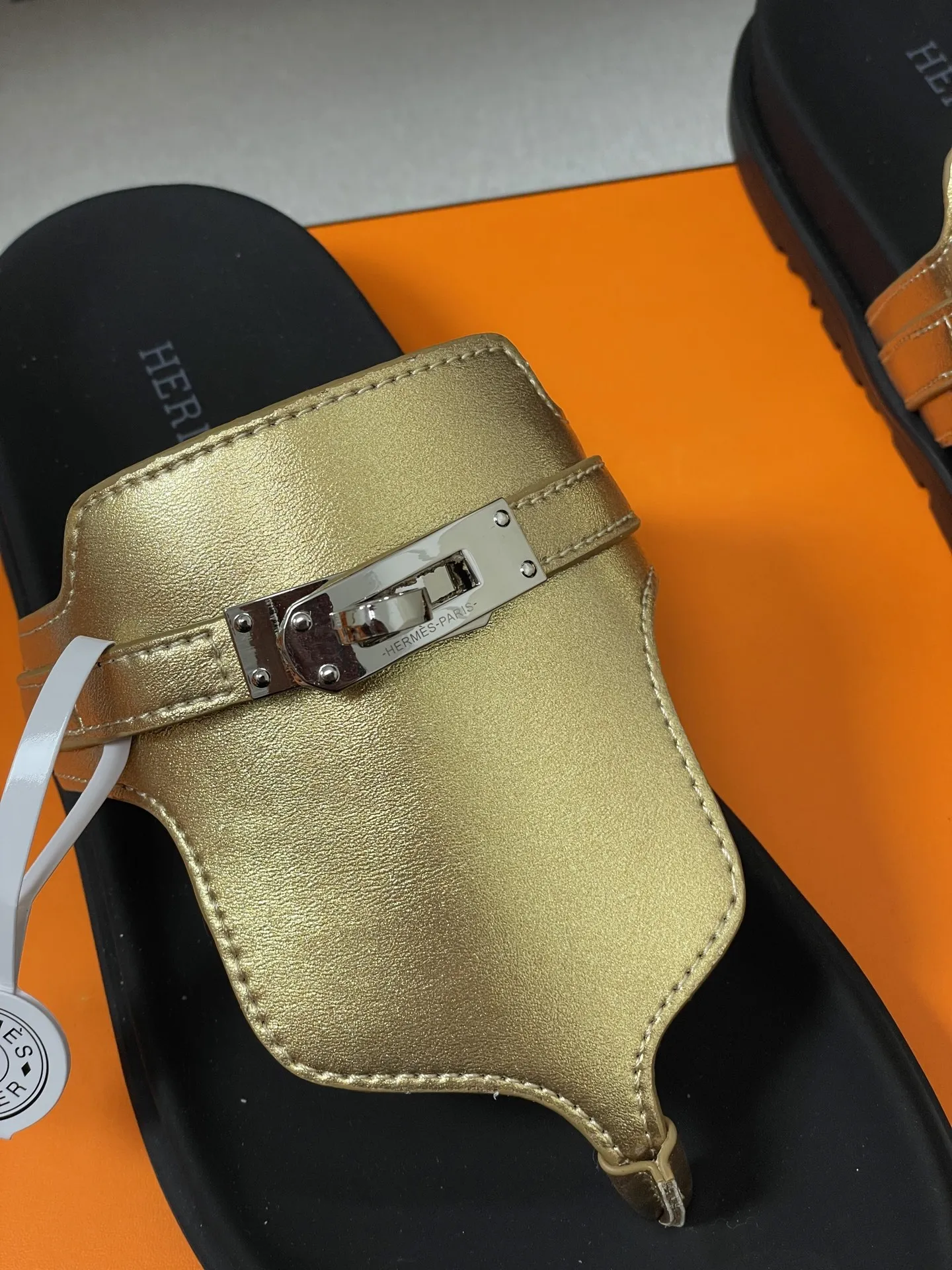 p250-男码➕10 Hermes 爱马仕🐎 H家 Empire凉拖鞋 Kelly扣经典款二舅拖鞋夹脚人字拖平底二舅凉拖鞋情侣款休闲懒人鞋🆕新配色 麂皮牛皮机能凉鞋,搭配人体工学鞋底和经典Kelly鞋扣。 设计简约流畅,打造舒适休闲造型。 鞋面:牛皮/细腻羊猄皮 鞋底:原版开模TPU防滑大底 码数:女35-39(40.41定做不退换) 男39-44(38.45.46定做不退换)