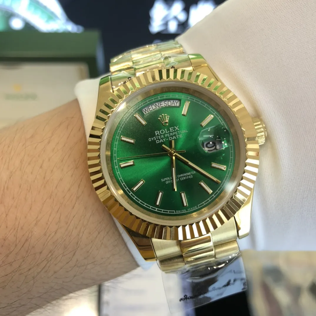 320💰 劳力士Rolex 日志系列双历腕表 采用全自动机械机芯 【表壳直径41mm 厚10mm与原装同步】有人钟情其精确，有人欣赏其典雅，有人喜爱其坚固，至尊名表劳力士（Rolex），品质精良，工艺精湛，糅合尊贵、典雅和独特气质于一身，位列世界手表业之翘楚，被称为&ldquo;精确&rdquo;的代名词！专注品质，不忘初衷！ 实物无P图拍摄效果！鉴赏精准细节精湛，演绎出奢华与精致的品牌精神，欢迎转载。