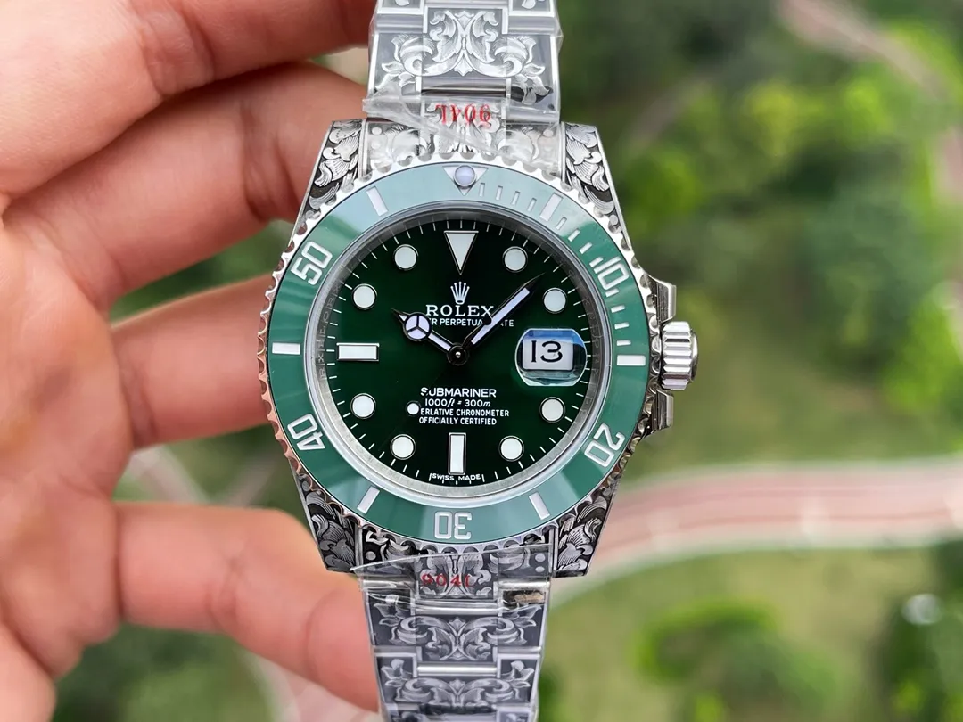 玩到极致是一种什么样的体验?劳力士经典水鬼与手工雕金工艺相结合,多少玩家梦寐以求的手表纹身,今天!它来了。整表采用904L精钢材质,搭载V13 3135机芯,持续动能72小时。蓝宝石镜面加(翠绿 亮黑)陶瓷圈点缀白金刻度。所有配件可原厂互换。整表手工雕刻唐草为主的精美图案,精致立体,鬼斧神工。产量极少