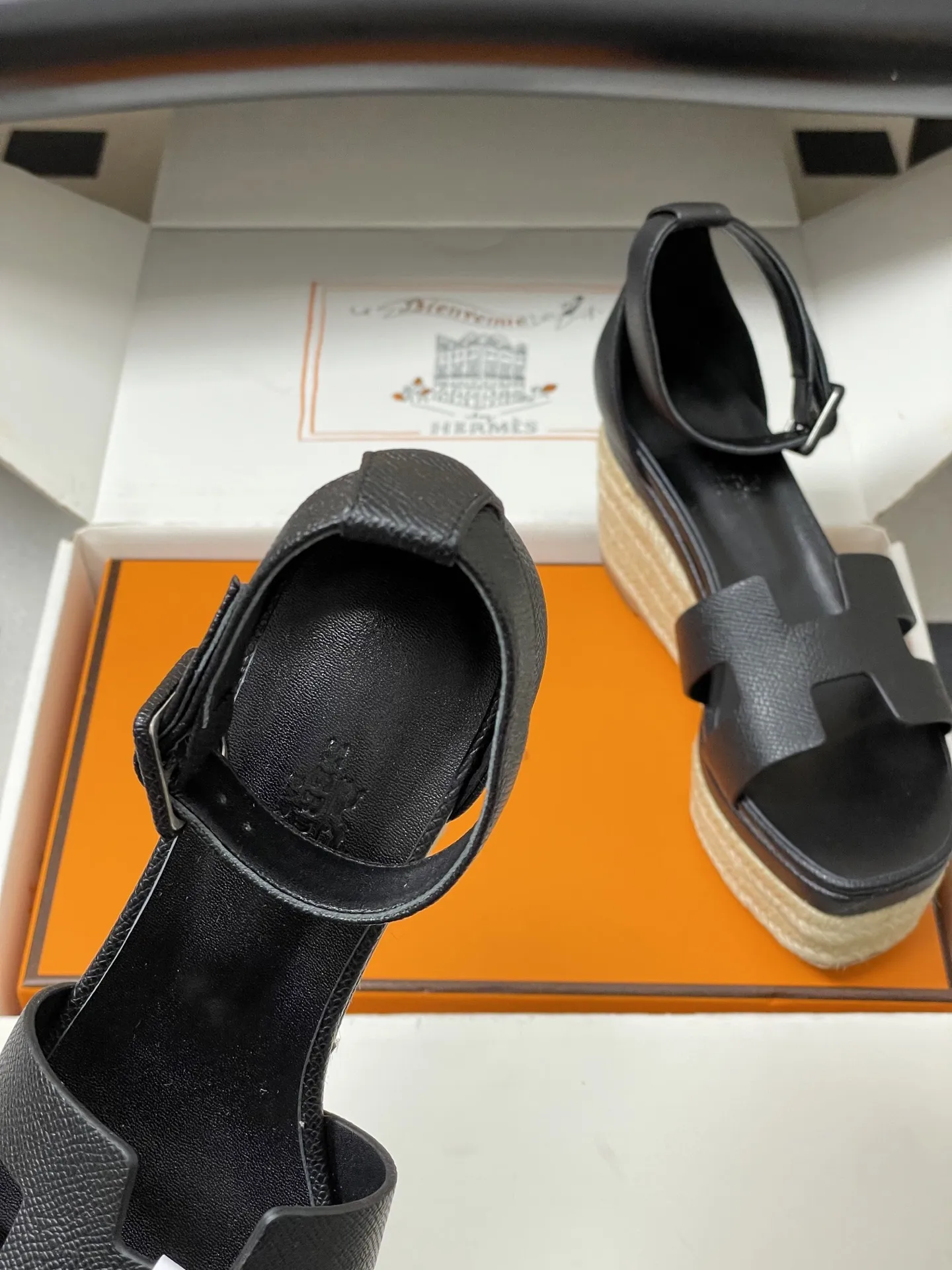 p380-顶级品质(配高档飞机盒✈️) Hermes 爱马仕🐎 H家 Elda草编鞋系列经典H型鞋面坡跟凉鞋露趾后绑带高跟麻绳凉鞋 小牛皮草编鞋,