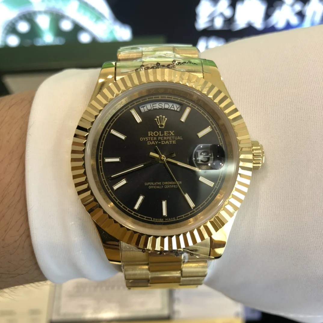 320💰 劳力士Rolex 日志系列双历腕表 劳力士Rolex 日志系列双历腕表 采用全自动机械机芯 【表壳直径41mm 厚10mm与原装同步】有人钟情其精确,有人欣赏其典雅,有人喜爱其坚固,至尊名表劳力士(Rolex),品质精良,工艺精湛,糅合尊贵、典雅和独特气质于一身,位列世界手表业之翘楚,被称为“精确”的代名词!专注品质,不忘初衷! 实物无P图拍摄效果!演绎出奢华与精致的品牌精神,欢迎转载。