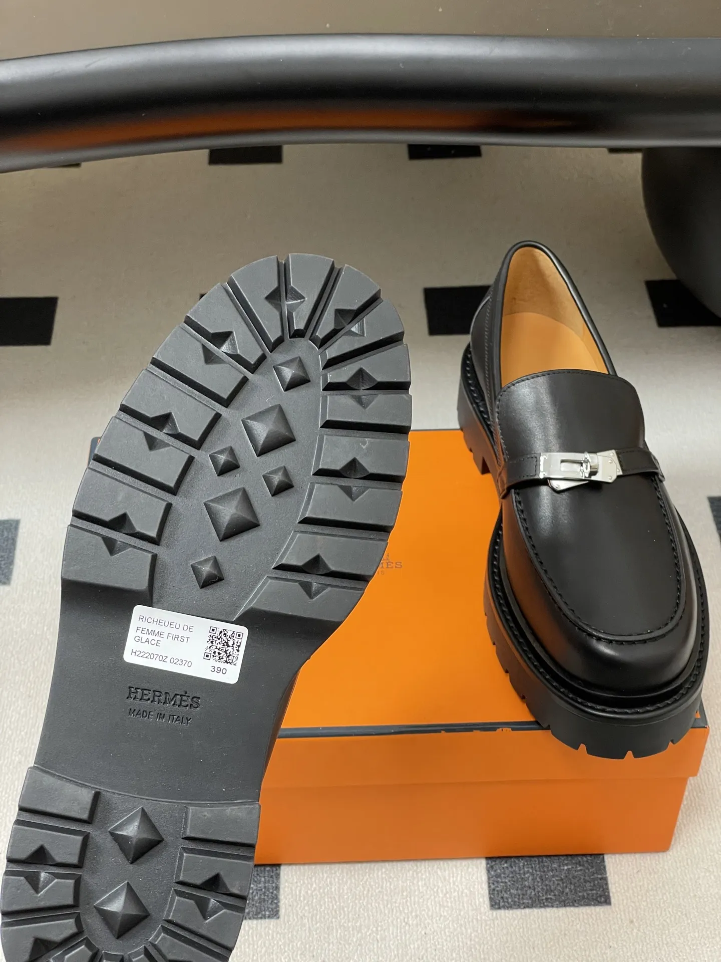 p400-顶级品质 Hermes 爱马仕🐎 H家Icone乐福鞋系列 经典Kelly扣厚底乐福鞋老钱风麂皮绒面增高小皮鞋 小牛皮和反绒牛皮乐福鞋,搭配功能性Kelly鞋扣和轻盈凹槽鞋底。打造时尚都市造型。 鞋面:定制小牛皮/牛反绒 内里垫脚:羊皮 鞋底:真皮沿条/组合橡胶大底 码数:35-39(40.41.42定做不退换)