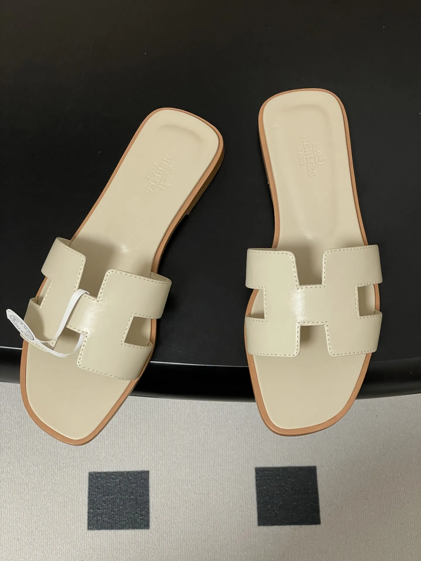 p280-顶级品质（配高档飞机盒✈️/丝巾） Hermes 爱马仕🐎 H家Oran万年经典款&lsquo;H&rsquo;拖鞋 经典百搭的H拖鞋 🆕最新配色 经典&ldquo;H&rdquo;型鞋面。打造时尚造型，可谓夏日良伴。时尚又百搭 超级舒服 每个细节都做到极致。设计简约流畅，打造时尚柔美的晚装造型。 鞋面：定制小牛皮 内里垫脚：小羊皮 鞋底：意大利A级双层真皮大底 码数：35-39（34.40.41.42.43定做不退换）