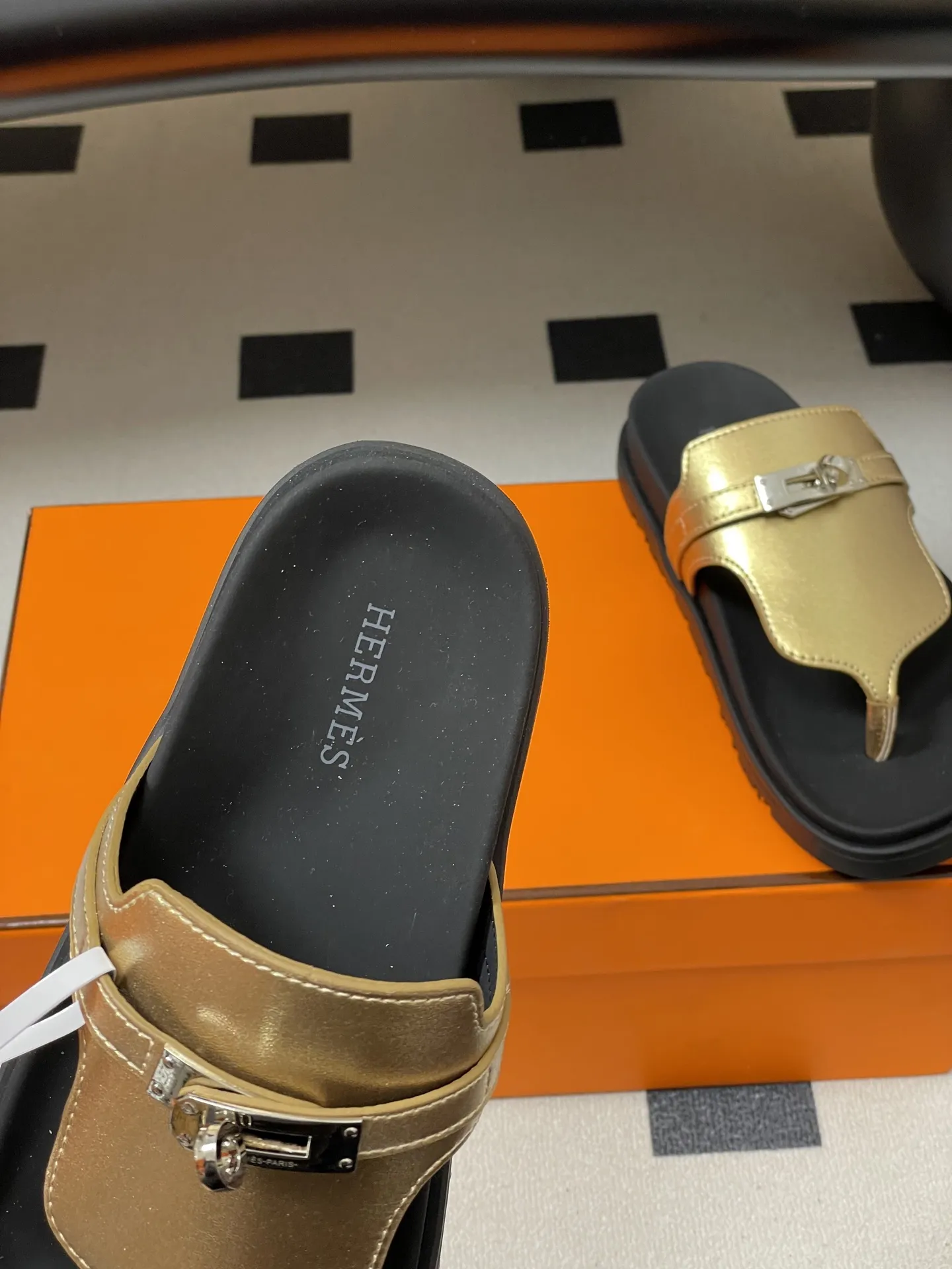 p250-男码➕10 Hermes 爱马仕🐎 H家 Empire凉拖鞋 Kelly扣经典款二舅拖鞋夹脚人字拖平底二舅凉拖鞋情侣款休闲懒人鞋🆕新配色 麂皮牛皮机能凉鞋,搭配人体工学鞋底和经典Kelly鞋扣。 设计简约流畅,打造舒适休闲造型。 鞋面:牛皮/细腻羊猄皮 鞋底:原版开模TPU防滑大底 码数:女35-39(40.41定做不退换) 男39-44(38.45.46定做不退换)
