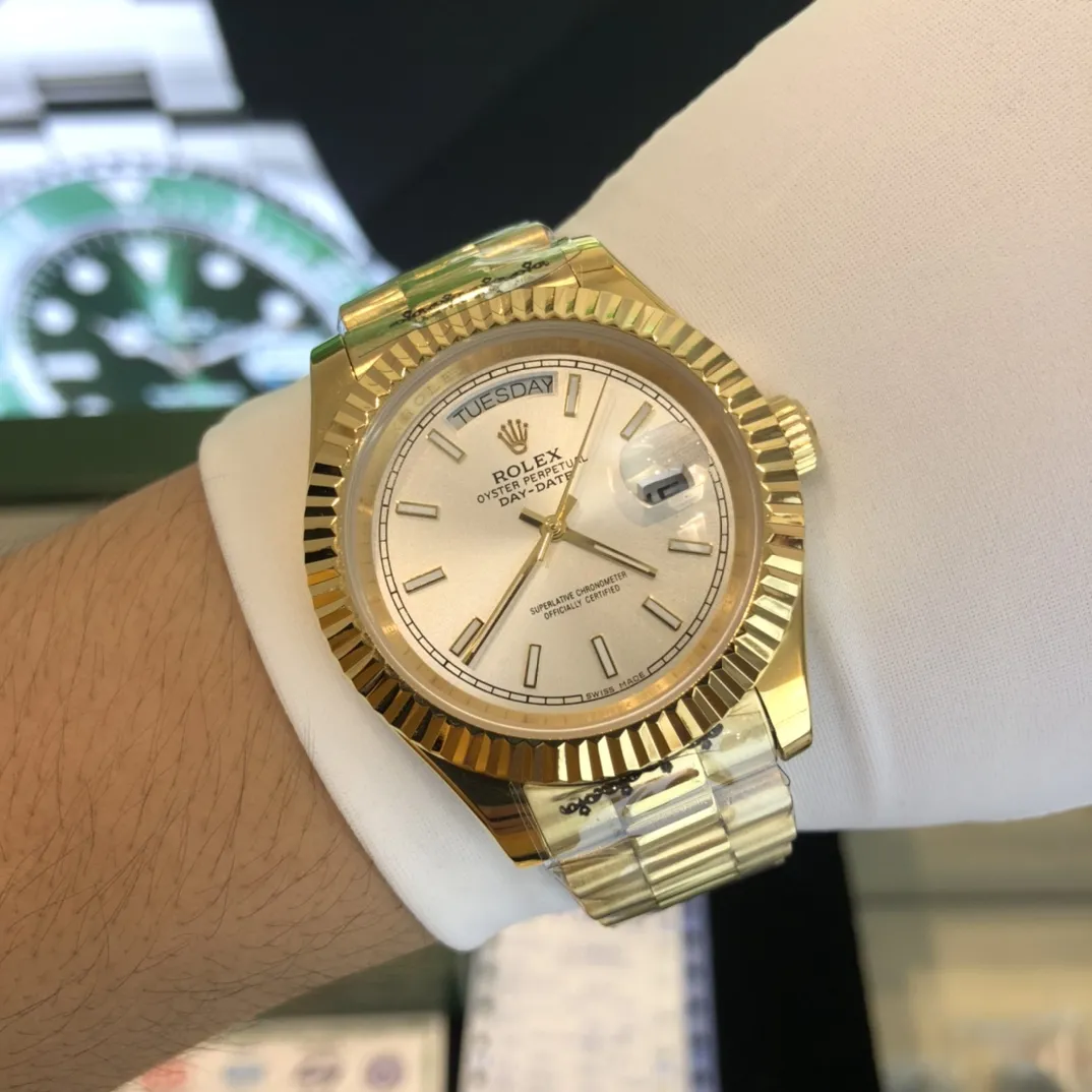 320💰 劳力士Rolex 日志系列双历腕表 采用全自动机械机芯 【表壳直径41mm 厚10mm与原装同步】有人钟情其精确，有人欣赏其典雅，有人喜爱其坚固，至尊名表劳力士（Rolex），品质精良，工艺精湛，糅合尊贵、典雅和独特气质于一身，位列世界手表业之翘楚，被称为&ldquo;精确&rdquo;的代名词！专注品质，不忘初衷！ 实物无P图拍摄效果！