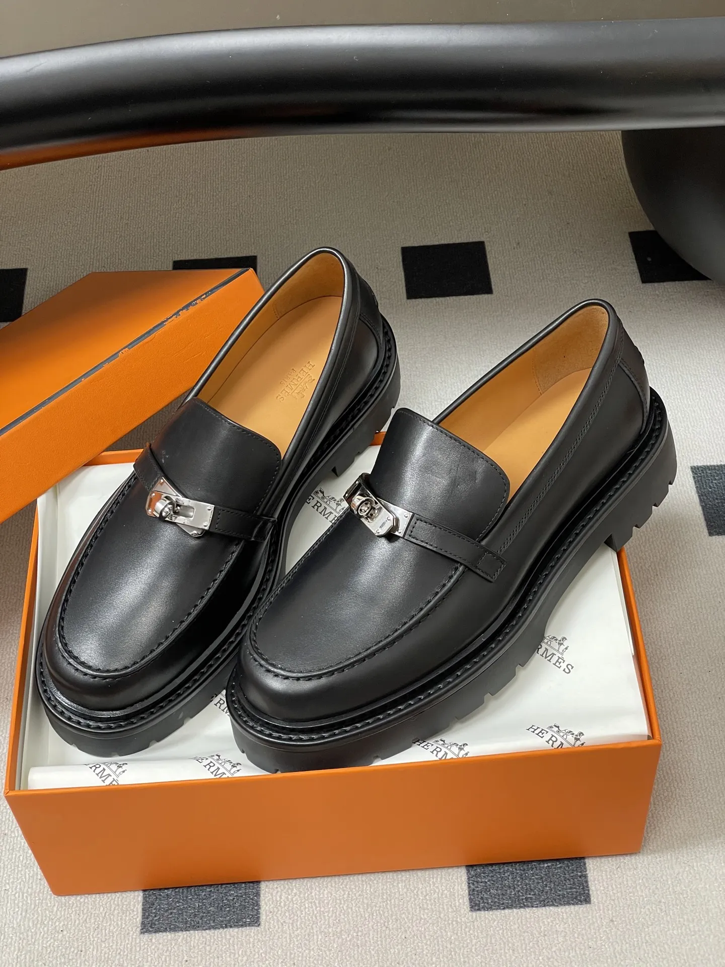 p400-顶级品质 Hermes 爱马仕🐎 H家Icone乐福鞋系列 经典Kelly扣厚底乐福鞋老钱风麂皮绒面增高小皮鞋 小牛皮和反绒牛皮乐福鞋,搭配功能性Kelly鞋扣和轻盈凹槽鞋底。打造时尚都市造型。 鞋面:定制小牛皮/牛反绒 内里垫脚:羊皮 鞋底:真皮沿条/组合橡胶大底 码数:35-39(40.41.42定做不退换)