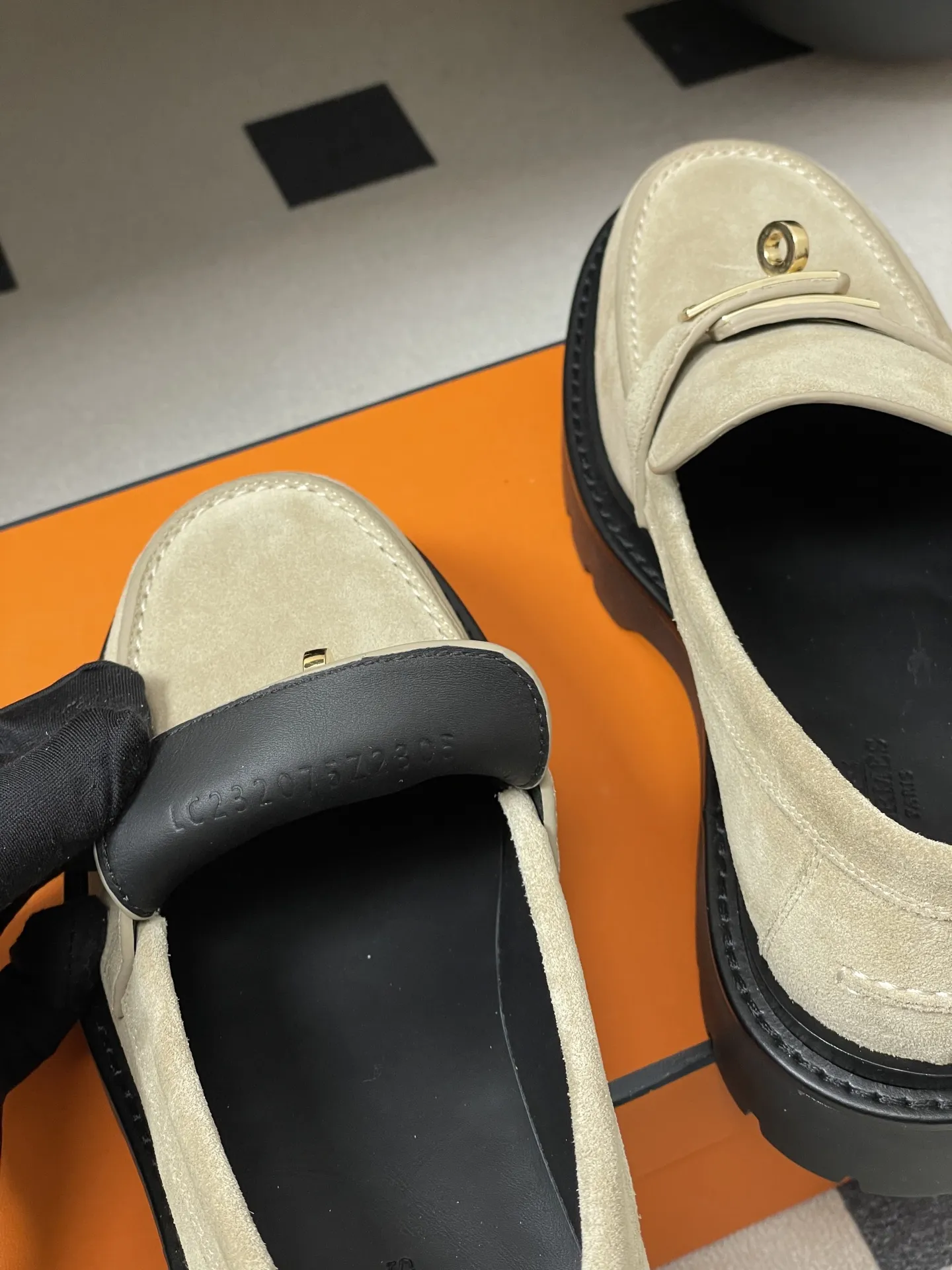 p400-顶级品质 Hermes 爱马仕🐎 H家Icone乐福鞋系列 经典Kelly扣厚底乐福鞋老钱风麂皮绒面增高小皮鞋 小牛皮和反绒牛皮乐福鞋，搭配功能性Kelly鞋扣和轻盈凹槽鞋底。打造时尚都市造型。 鞋面：定制小牛皮/牛反绒 内里垫脚：羊皮 鞋底：真皮沿条/组合橡胶大底 码数：35-39（40.41.42定做不退换）