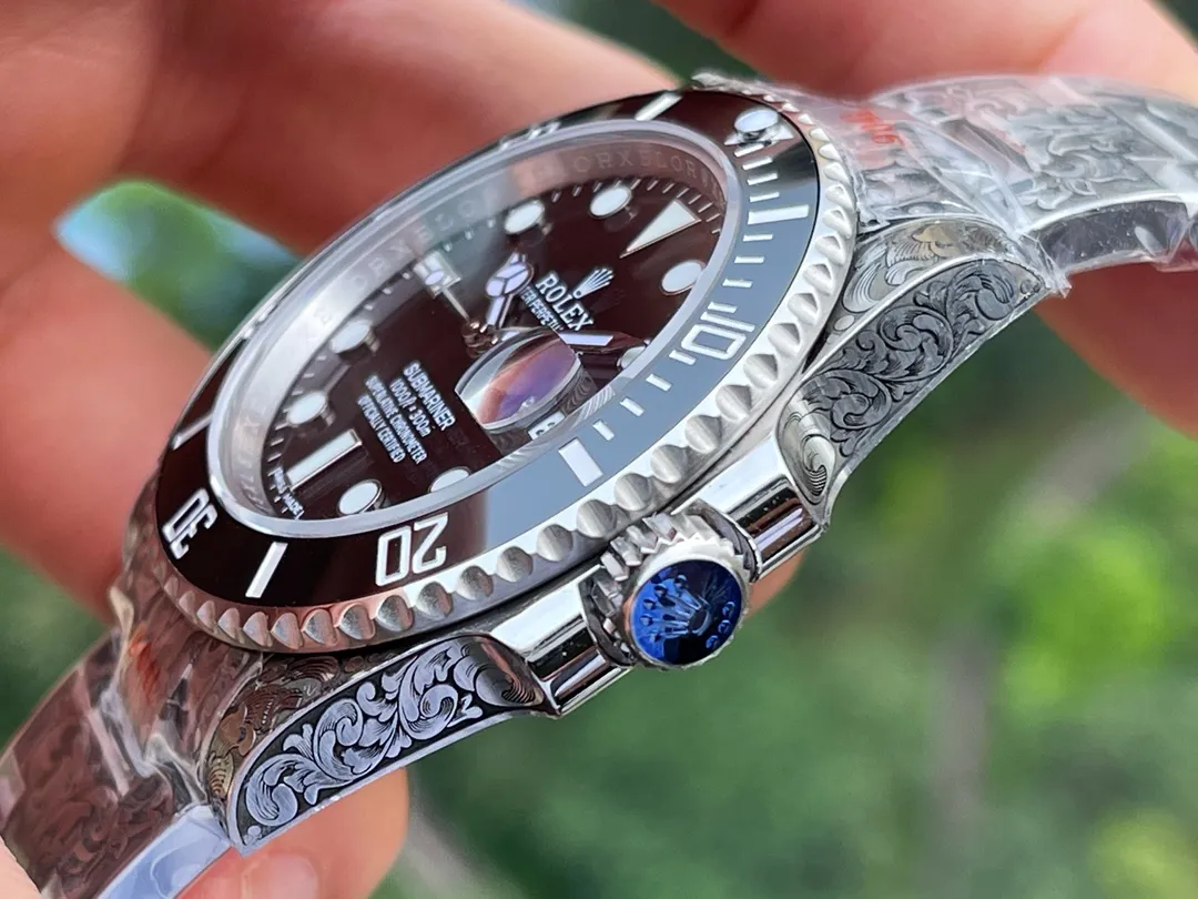 玩到极致是一种什么样的体验？劳力士经典水鬼与手工雕金工艺相结合，多少玩家梦寐以求的手表纹身，今天！它来了。整表采用904L精钢材质，搭载V13 3135机芯，持续动能72小时。蓝宝石镜面加（翠绿 亮黑）陶瓷圈点缀白金刻度。所有配件可原厂互换。整表手工雕刻唐草为主的精美图案，精致立体，鬼斧神工。产量极少