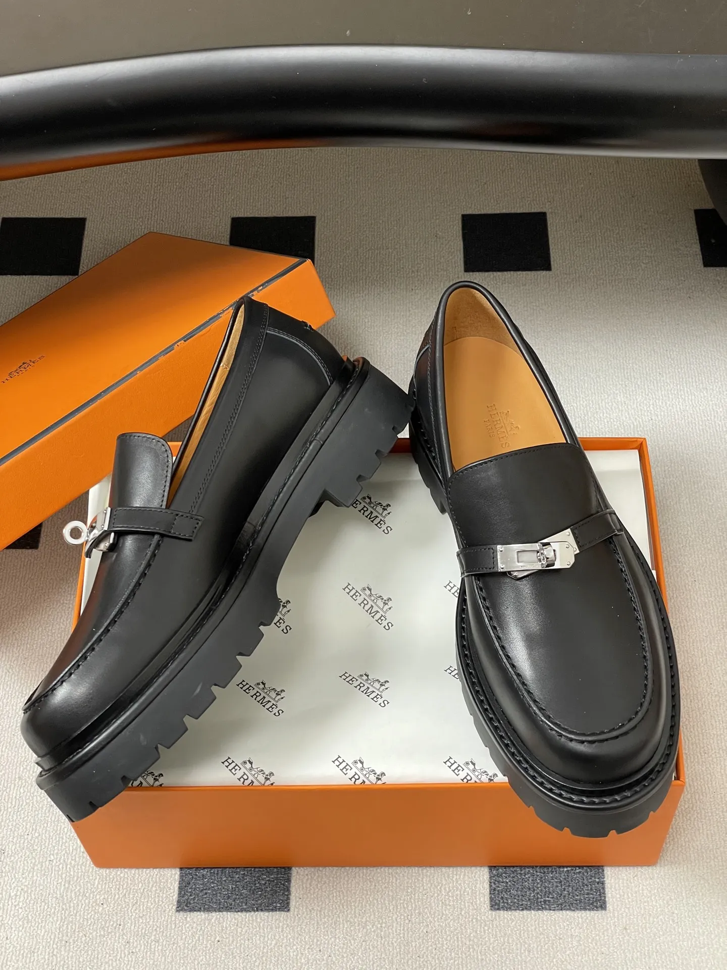 p400-顶级品质 Hermes 爱马仕🐎 H家Icone乐福鞋系列 经典Kelly扣厚底乐福鞋老钱风麂皮绒面增高小皮鞋 小牛皮和反绒牛皮乐福鞋，搭配功能性Kelly鞋扣和轻盈凹槽鞋底。打造时尚都市造型。 鞋面：定制小牛皮/牛反绒 内里垫脚：羊皮 鞋底：真皮沿条/组合橡胶大底 码数：35-39（40.41.42定做不退换）