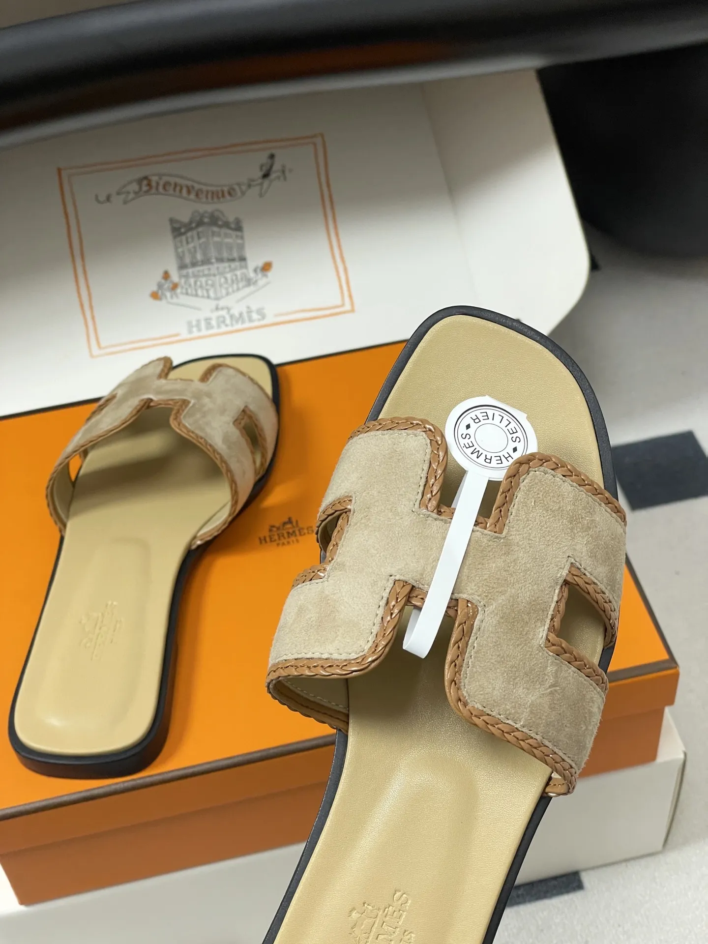 p320-顶级品质（配高档飞机盒✈️/丝巾） Hermes 爱马仕🐎 Oran凉鞋编织麂皮系列 2026H家最新版面 经典H编织绒面H鞋面凉拖鞋 编织麂皮山羊皮凉鞋，经典&ldquo;H&rdquo;型鞋面 打造时尚造型，可谓夏日良伴。 时尚又百搭 搭配H鞋面 超级舒服 每个细节都做到极致。设计简约流畅，打造时尚柔美的晚装造型。 鞋面：定制麂皮/手工编织 内里垫脚：羊皮 鞋底：意大利A级真皮大底 码数：35-39（34.40.41.42.43定做不退换）