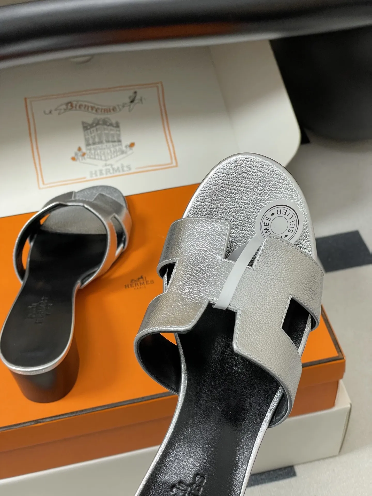 p280-顶级品质(配高档飞机盒✈️/丝巾) Hermes 爱马仕🐎 H家Oran万年经典款‘H’拖鞋 经典百搭的H拖鞋 🆕最新配色 经典“H”型鞋面。打造时尚造型,可谓夏日良伴。时尚又百搭 超级舒服 每个细节都做到极致。设计简约流畅,打造时尚柔美的晚装造型。 鞋面:定制小牛皮 内里垫脚:小羊皮 鞋底:意大利A级双层真皮大底 码数:35-39(34.40.41.42.43定做不退换)