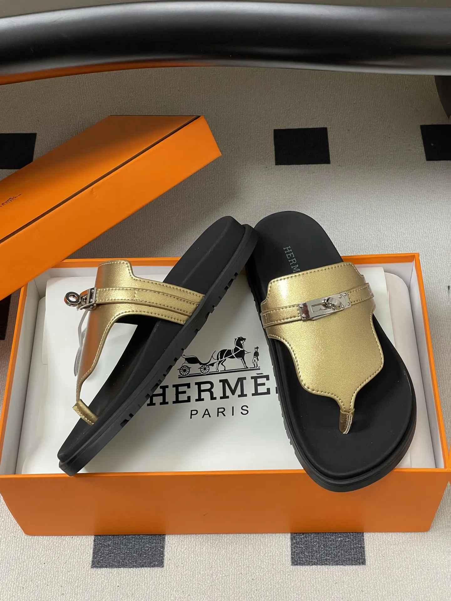 p250-男码➕10 Hermes 爱马仕🐎 H家 Empire凉拖鞋 Kelly扣经典款二舅拖鞋夹脚人字拖平底二舅凉拖鞋情侣款休闲懒人鞋🆕新配色 麂皮牛皮机能凉鞋，搭配人体工学鞋底和经典Kelly鞋扣。 设计简约流畅，打造舒适休闲造型。 鞋面：牛皮/细腻羊猄皮 鞋底：原版开模TPU防滑大底 码数：女35-39（40.41定做不退换） 男39-44（38.45.46定做不退换）