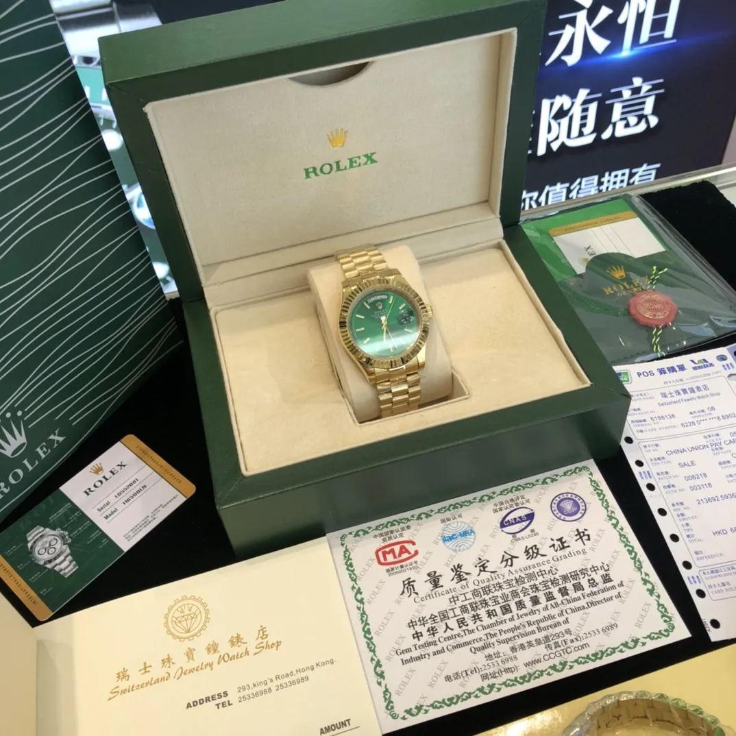 320💰 劳力士Rolex 日志系列双历腕表 采用全自动机械机芯 【表壳直径41mm 厚10mm与原装同步】有人钟情其精确，有人欣赏其典雅，有人喜爱其坚固，至尊名表劳力士（Rolex），品质精良，工艺精湛，糅合尊贵、典雅和独特气质于一身，位列世界手表业之翘楚，被称为&ldquo;精确&rdquo;的代名词！专注品质，不忘初衷！ 实物无P图拍摄效果！鉴赏精准细节精湛，演绎出奢华与精致的品牌精神，欢迎转载。